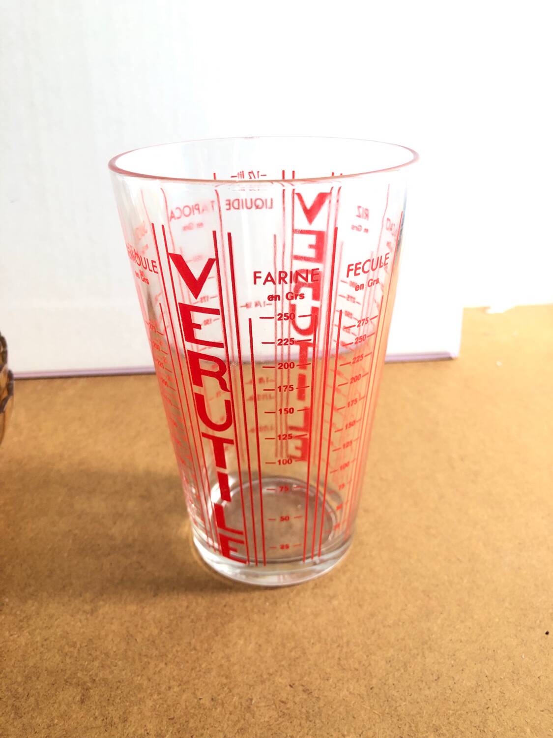 Verutile vintage red measuring cup