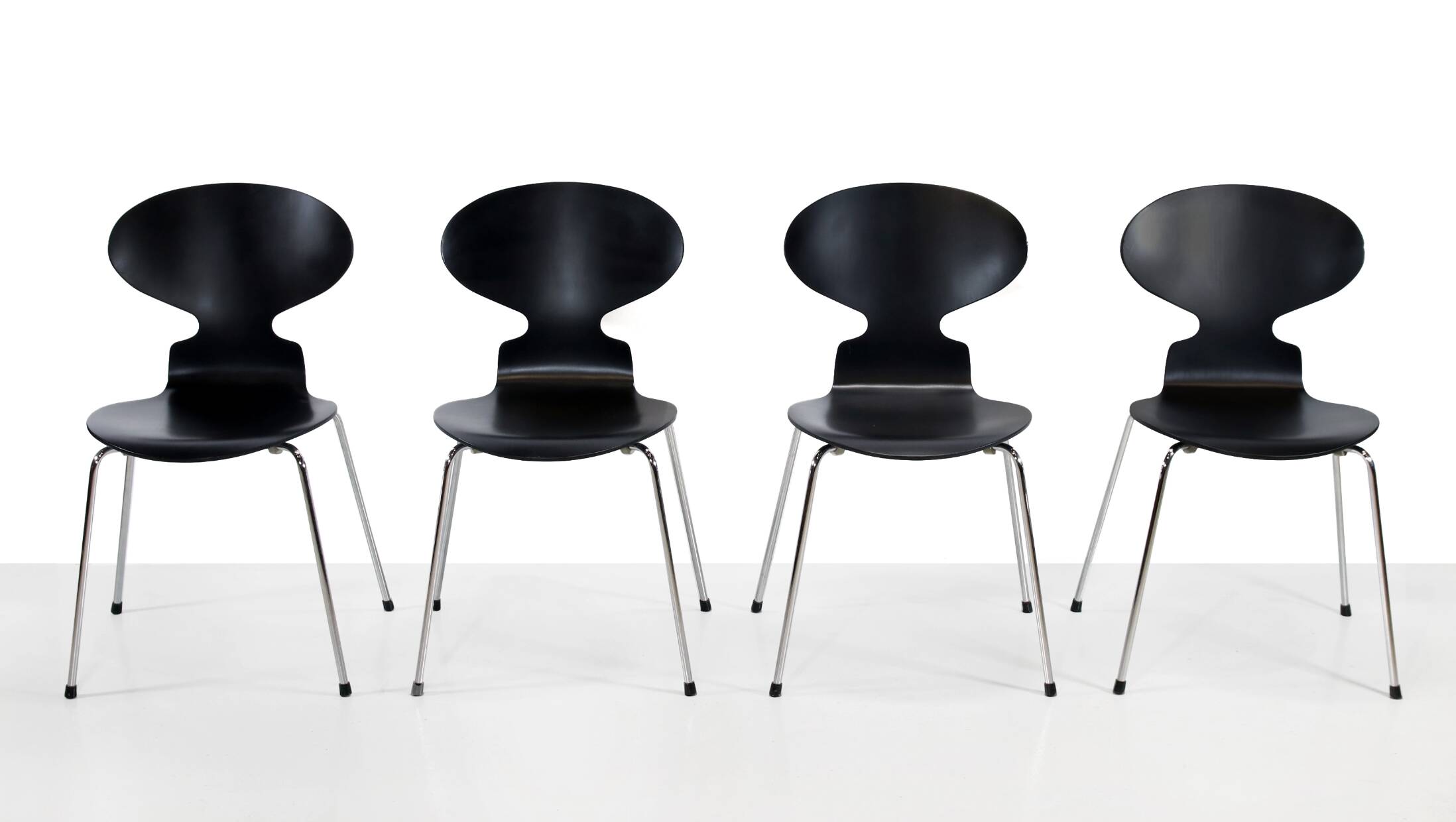 Arne Jacobsen table model 3600 with 4 Ant chairs by Fritz Hansen