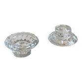 Paire de bougeoirs en verre ciselé, pied octogonal