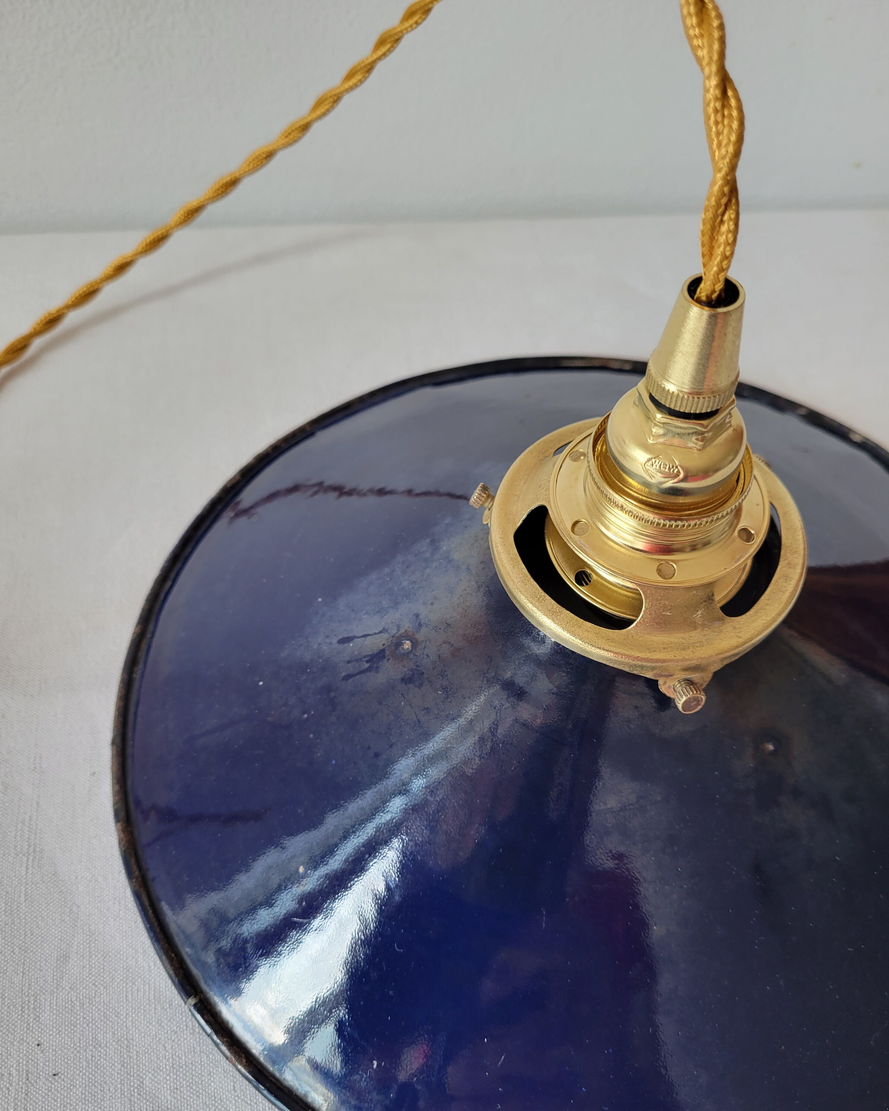 Suspension in blue enamelled sheet metal