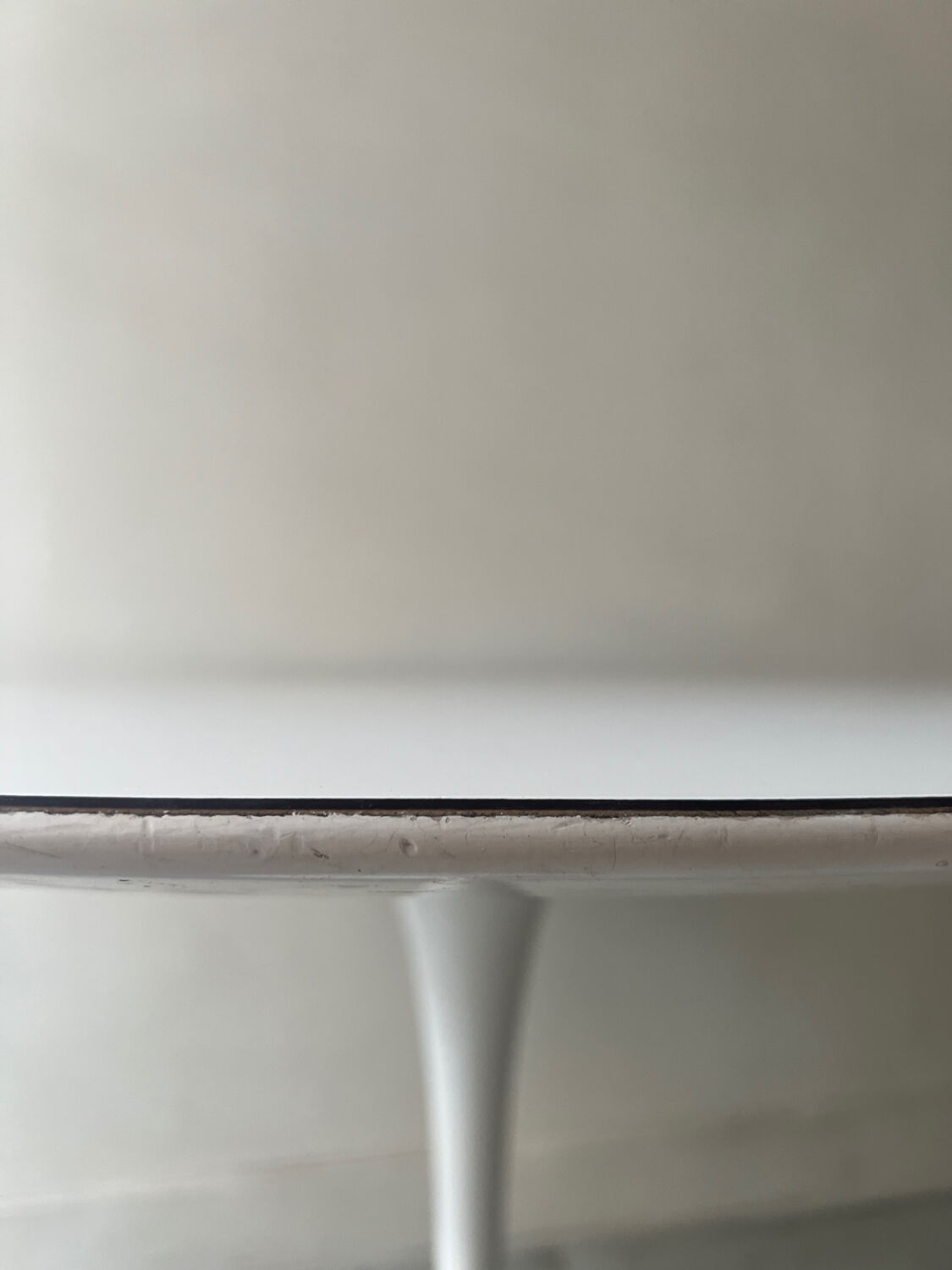 White tulip design table by Eero Saarinen for Knoll International, 1970