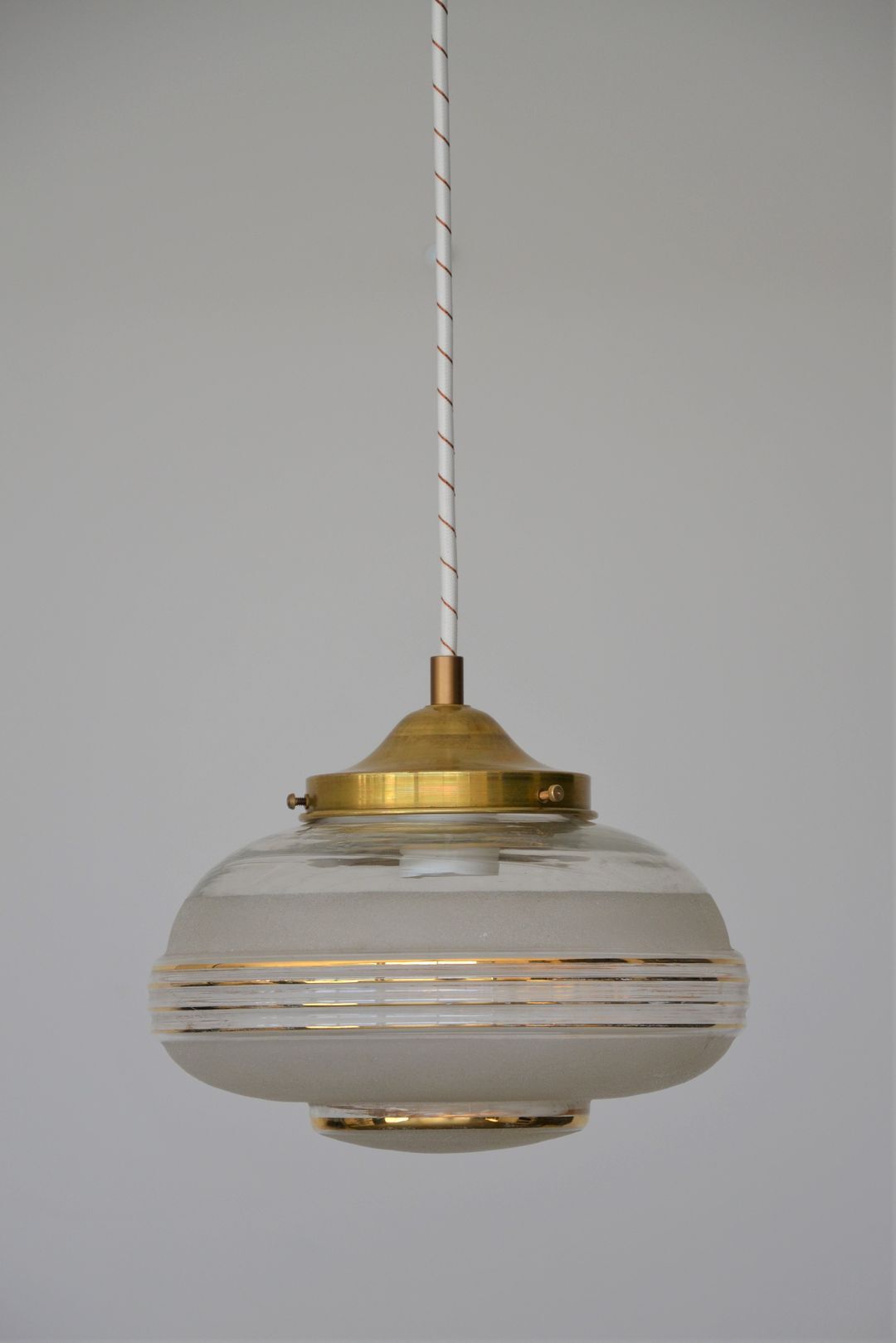 Suspension globe in frosted glass with golden edges