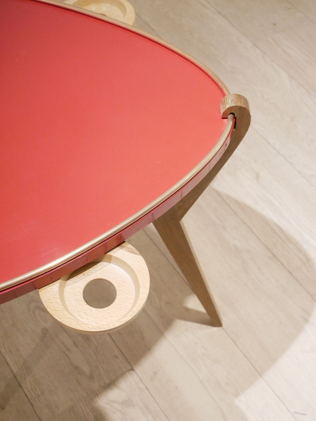 Table d'appoint tripode laqué rouge mobilier Reconstruction 1950s