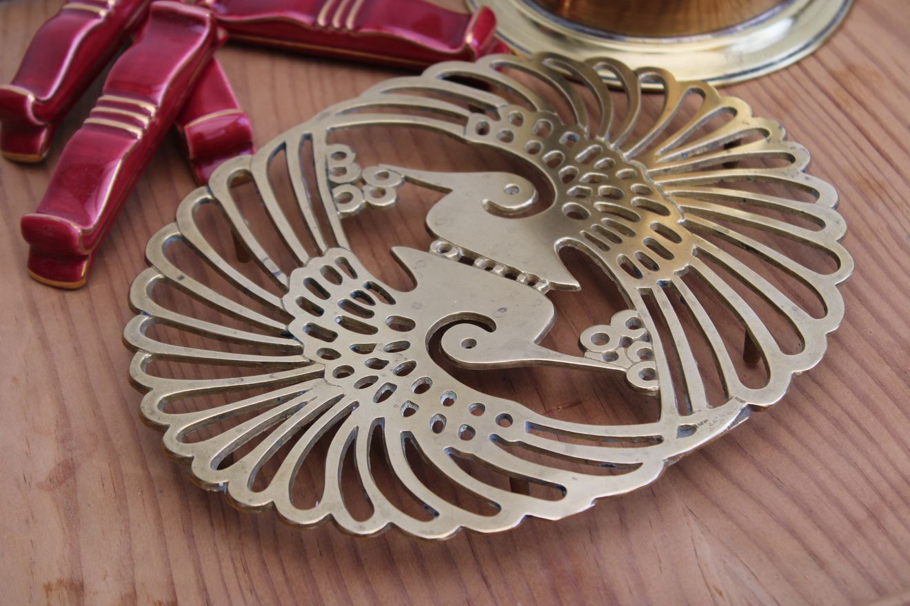 Golden table mat