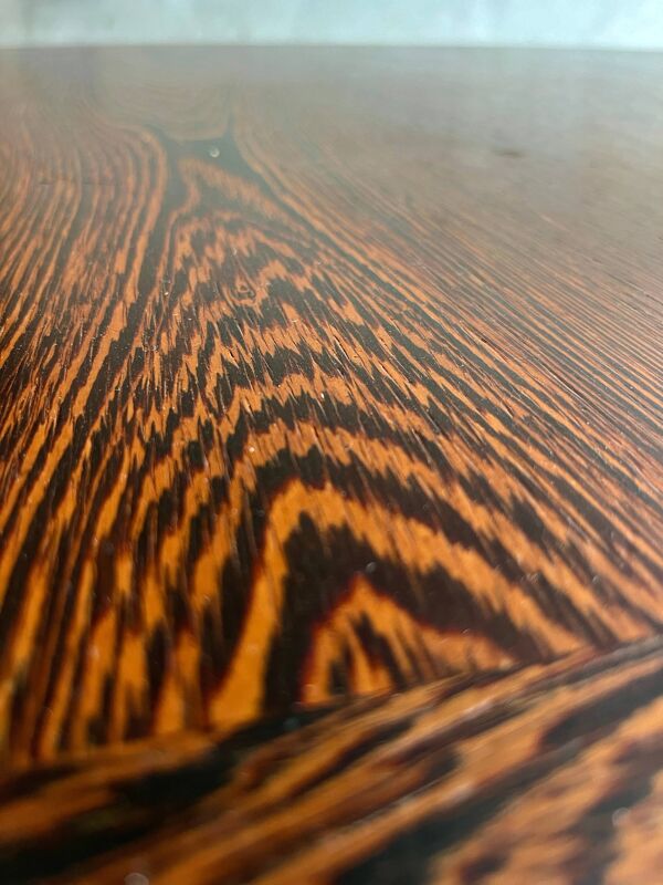 Table à manger en placage de bois brun belge du milieu du siècle avec pieds en chrome — base en métal argenté