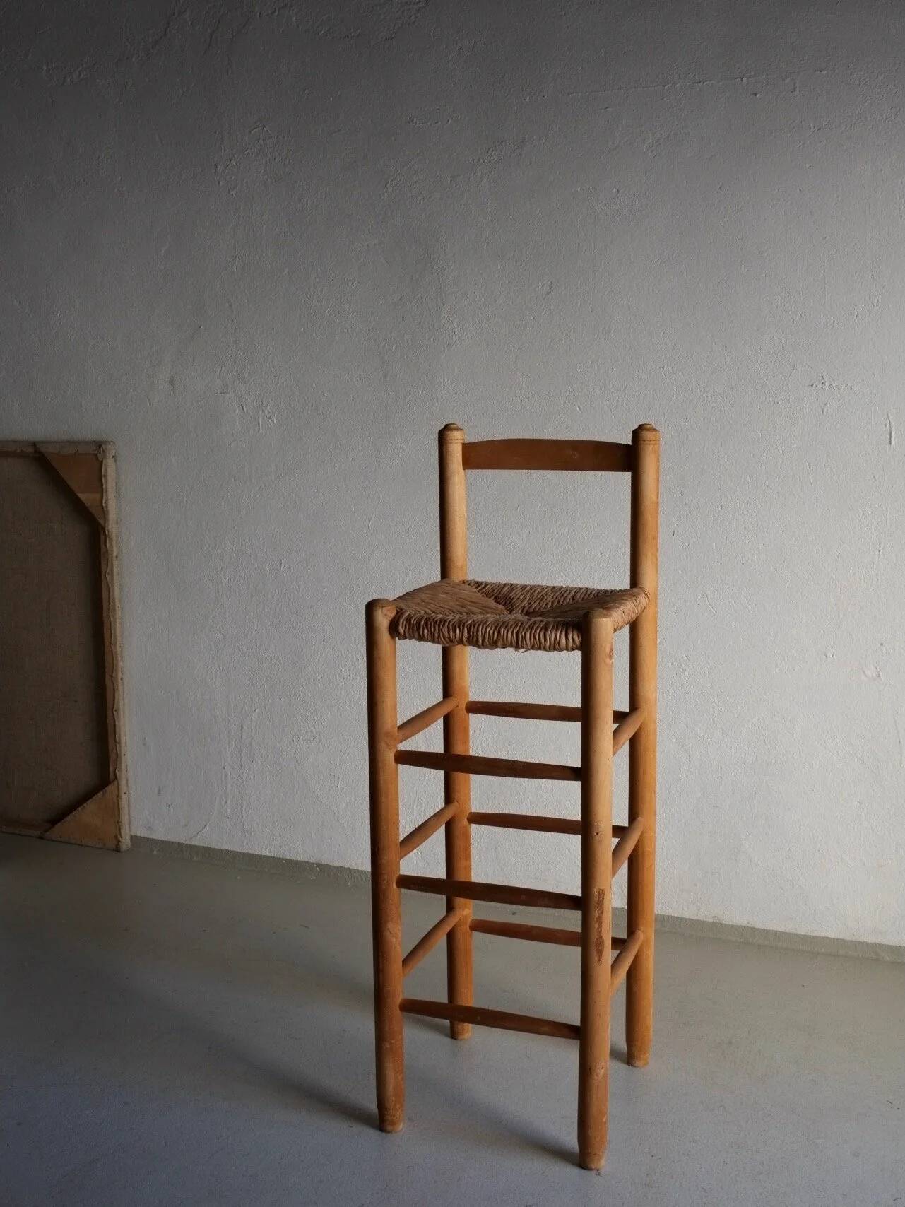 Tabouret de bar rustique à assise en jonc | France | Années 1960