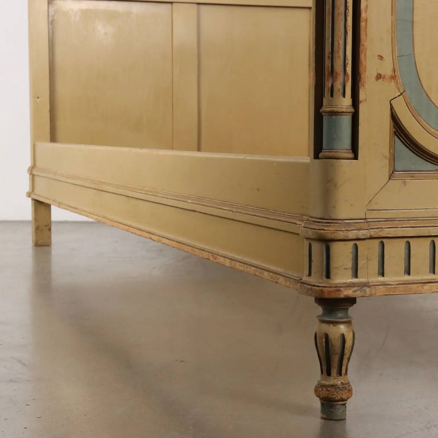 Lit ancien de style néoclassique en hêtre laqué, manufacture Luigi Gatti, XXe siècle