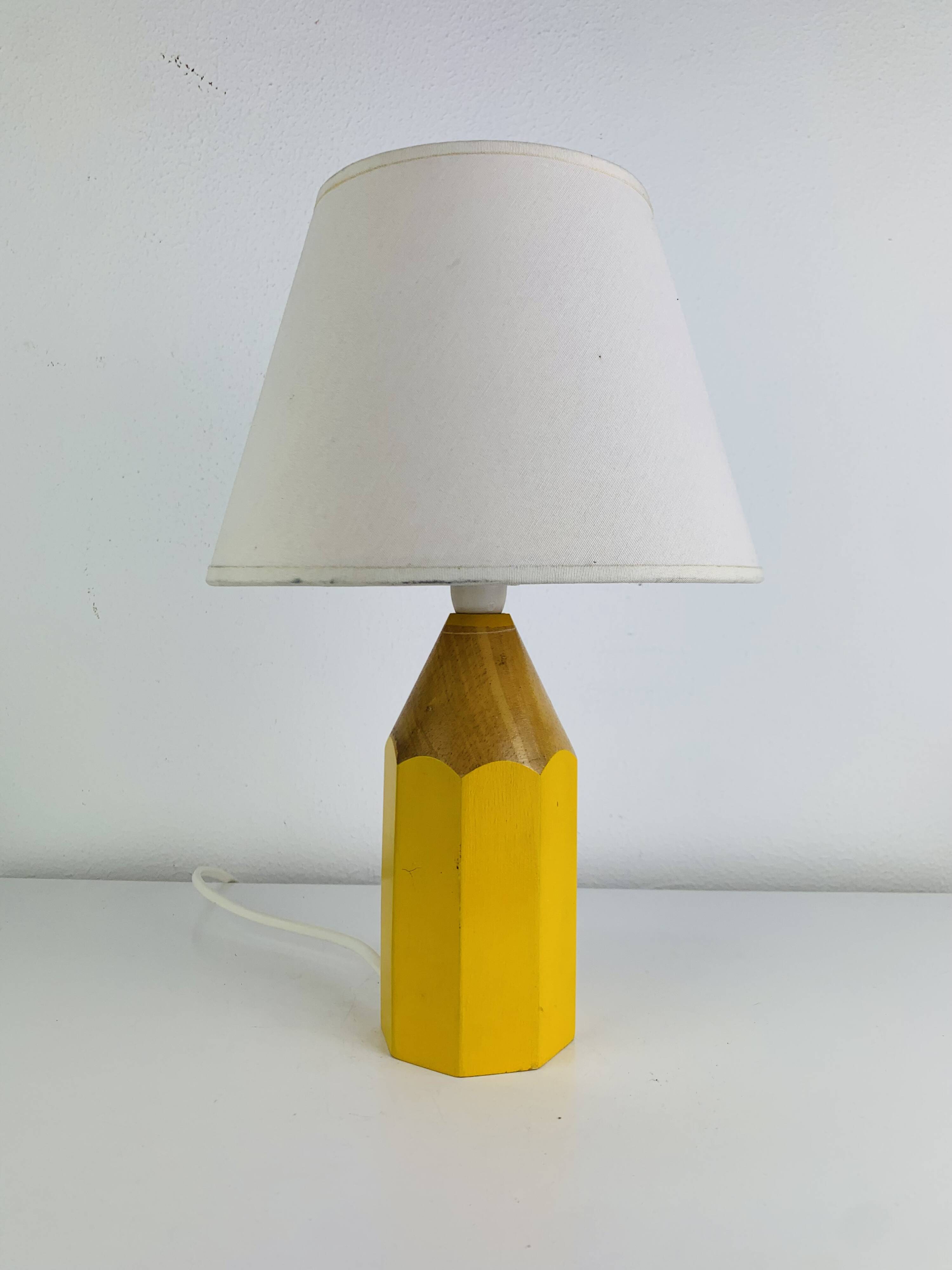 Lampe crayon en bois jaune vintage, style Pierre Sala, pour enfants
