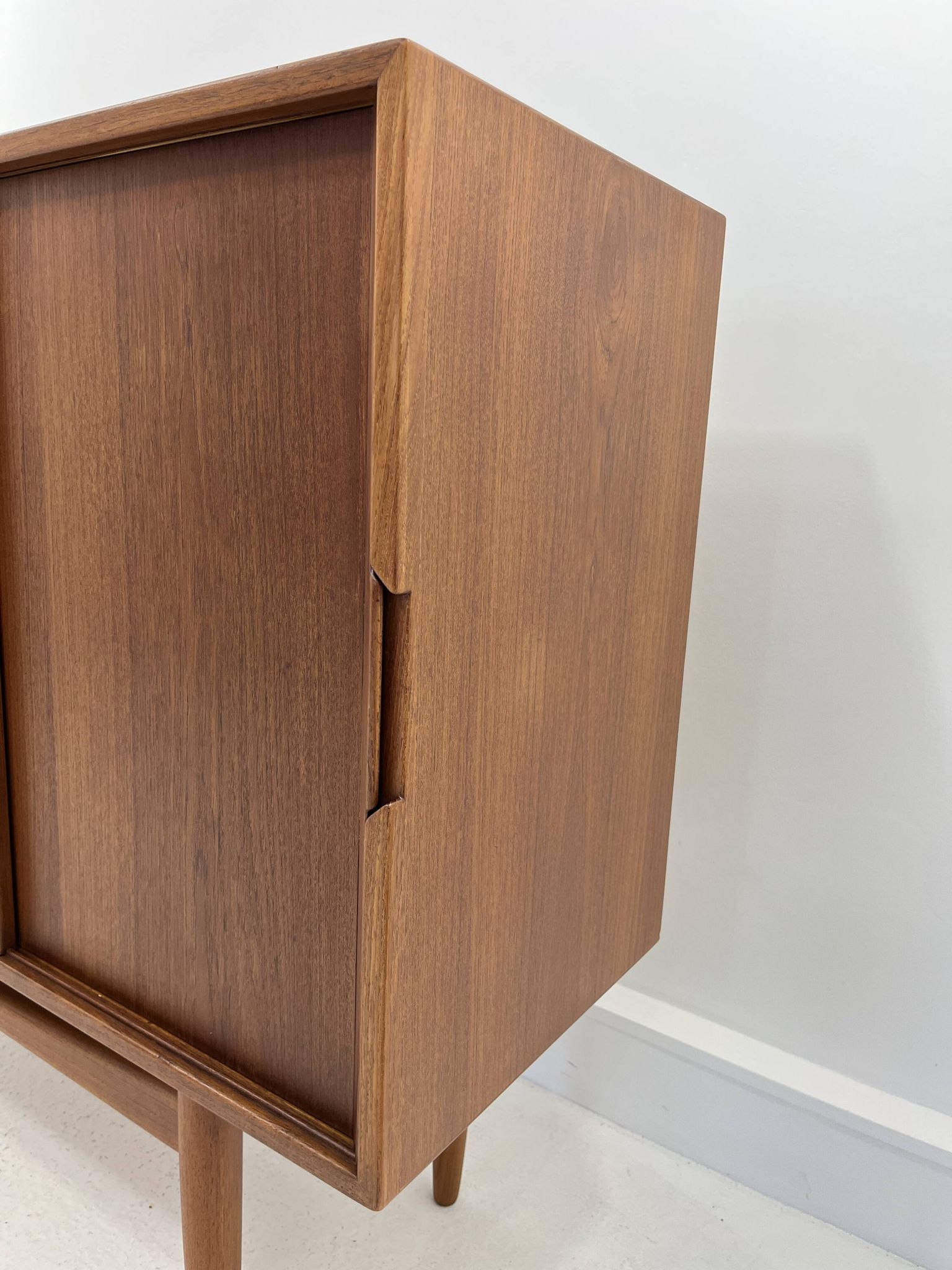Buffet en teck avec portes coulissantes, 1965