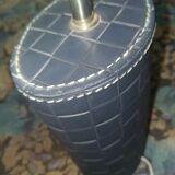 Lampe ovoïde gainée de cuir bleu tressé et couture Sellier