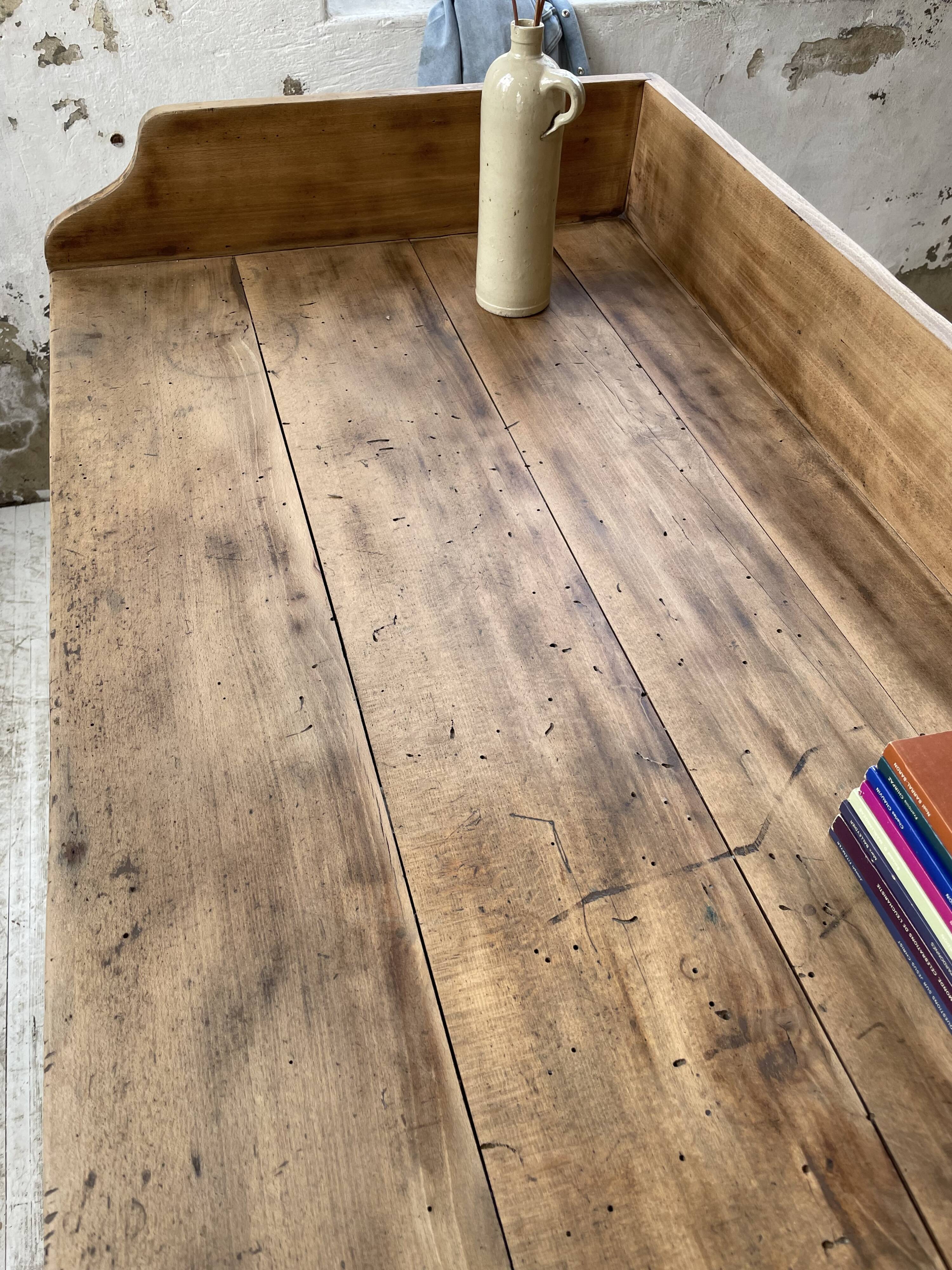 Trading counter central island pine