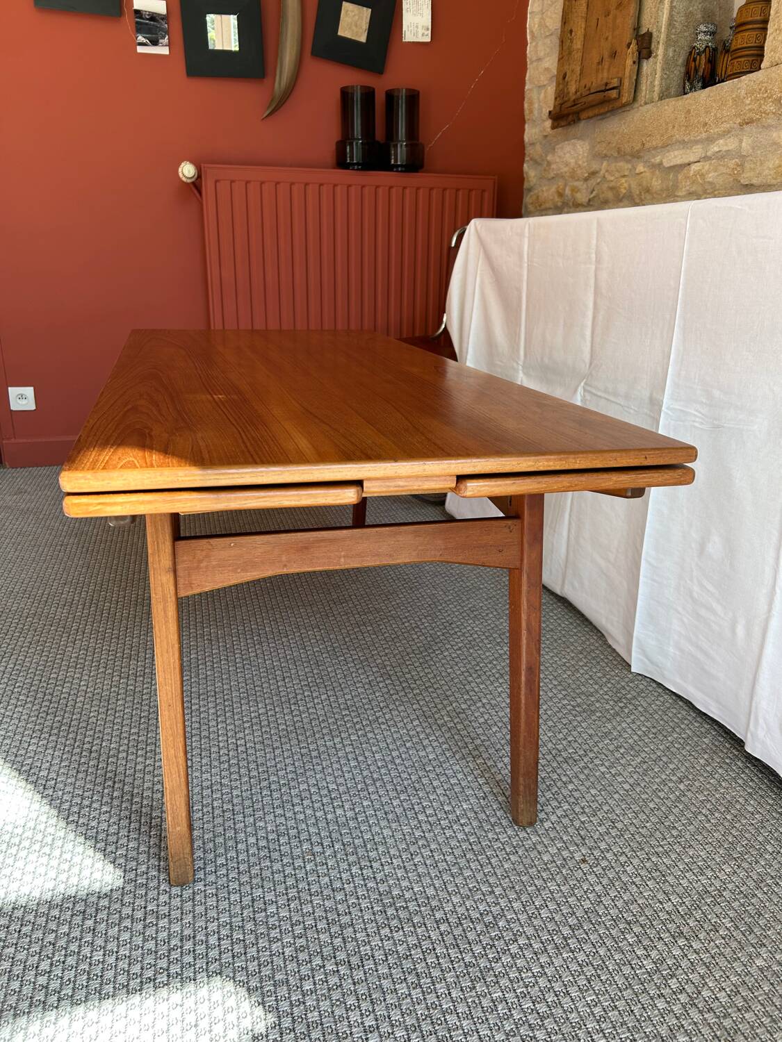 Scandinavian lift-up coffee table