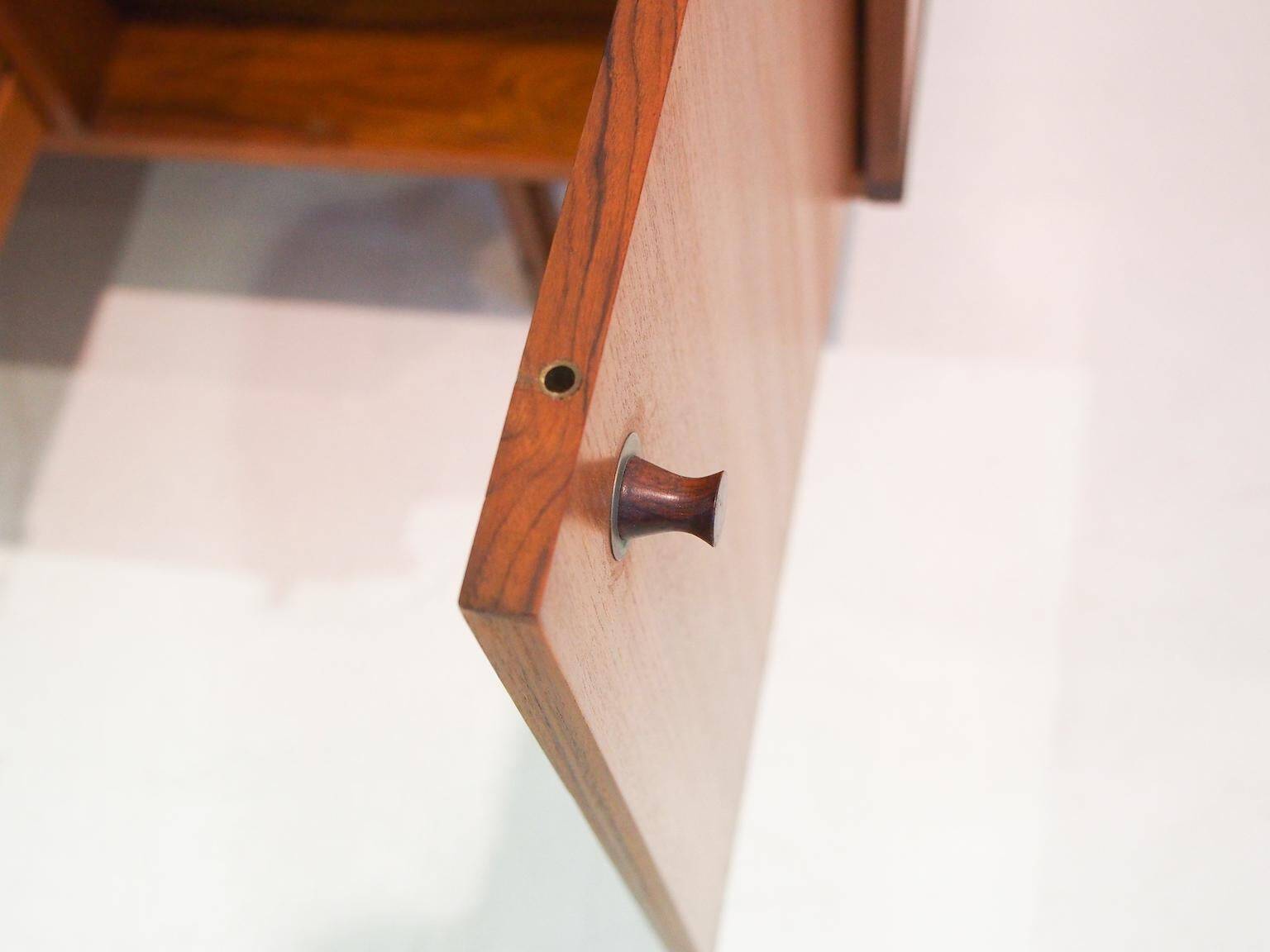 Enfilade en bois avec portes noires par George Coslin