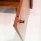 Enfilade en bois avec portes noires par George Coslin