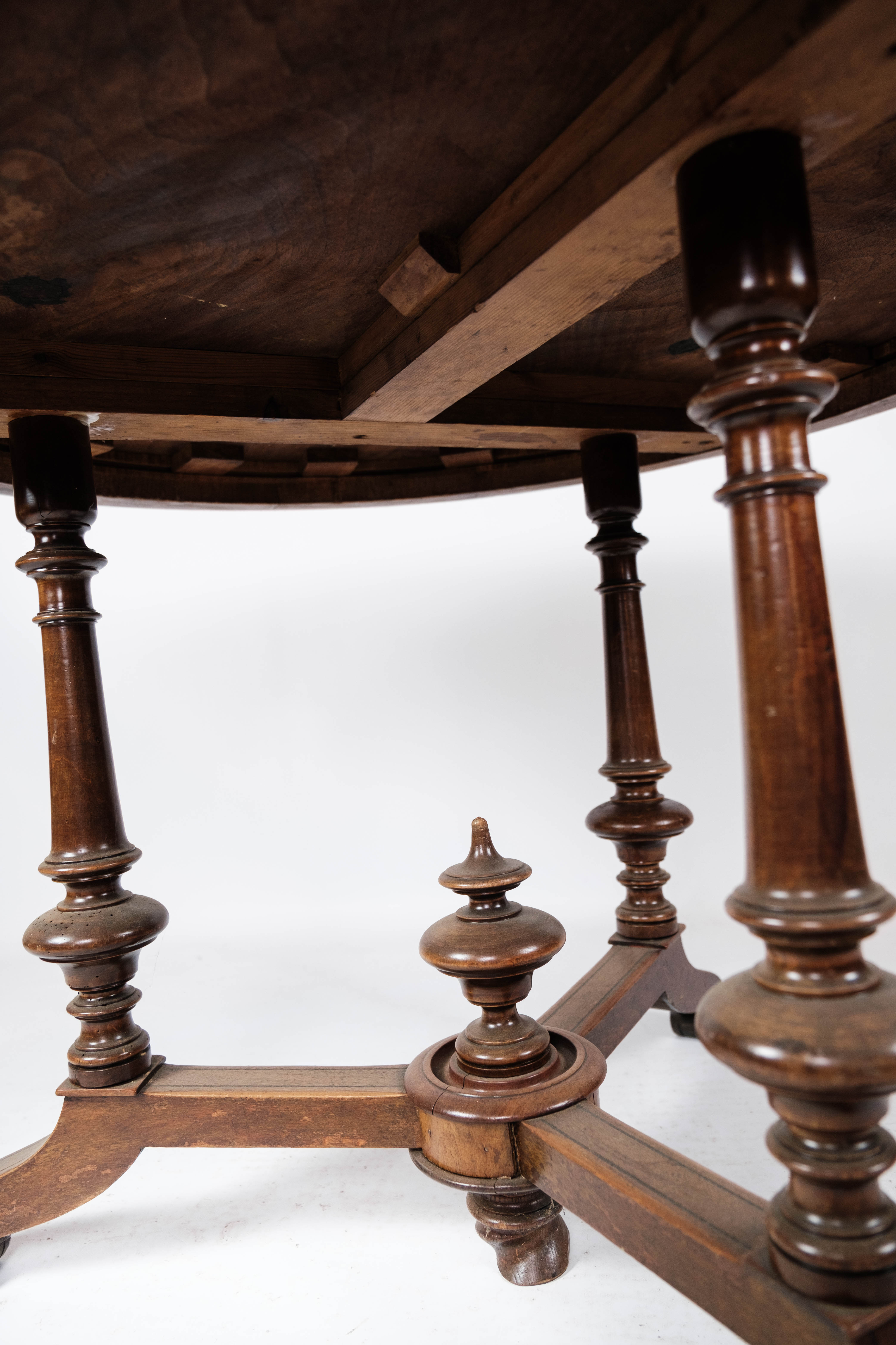 Round dining table of walnut with inlaid wood, 1890s