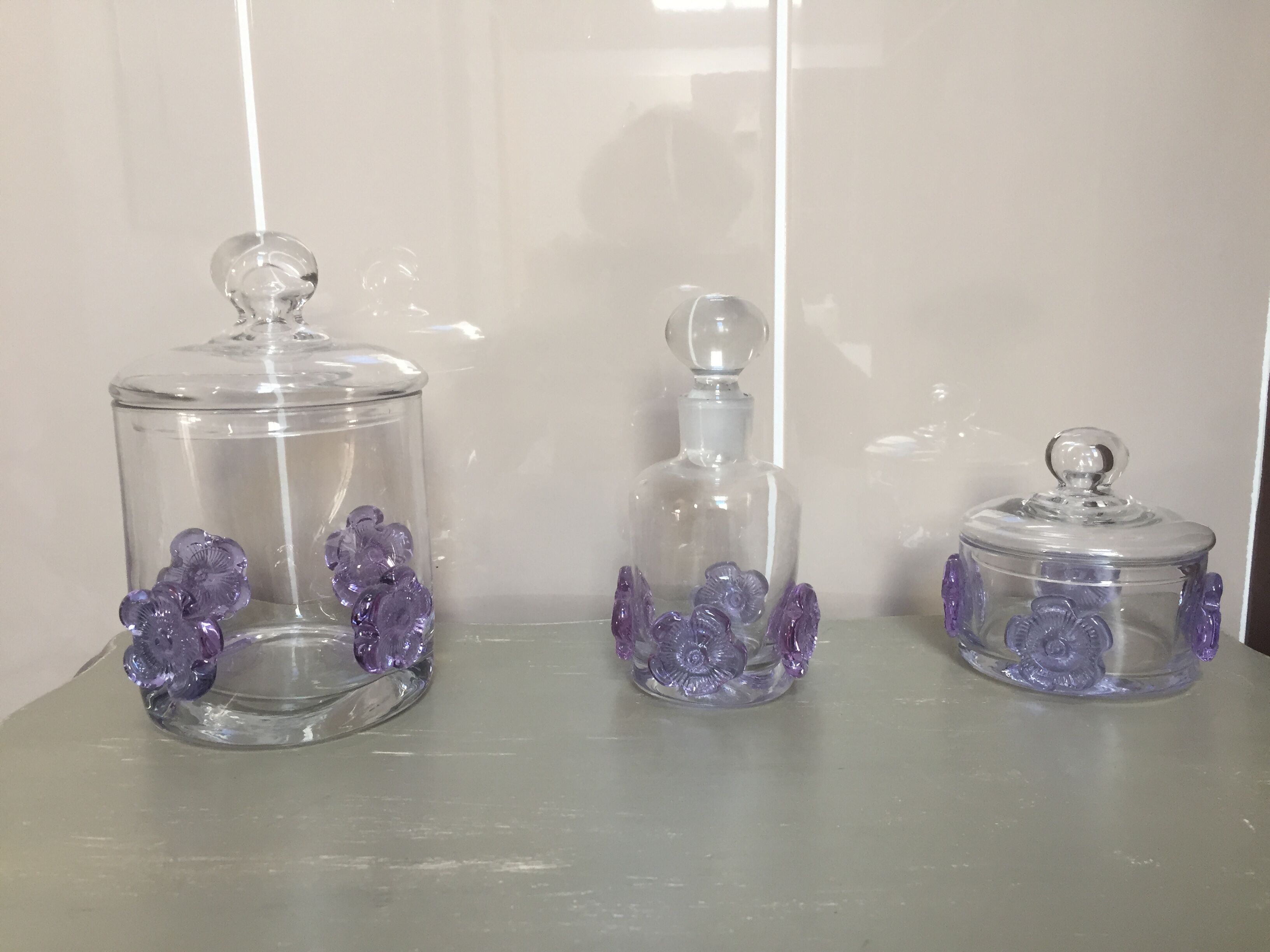 Three-piece glass-paste bathroom set