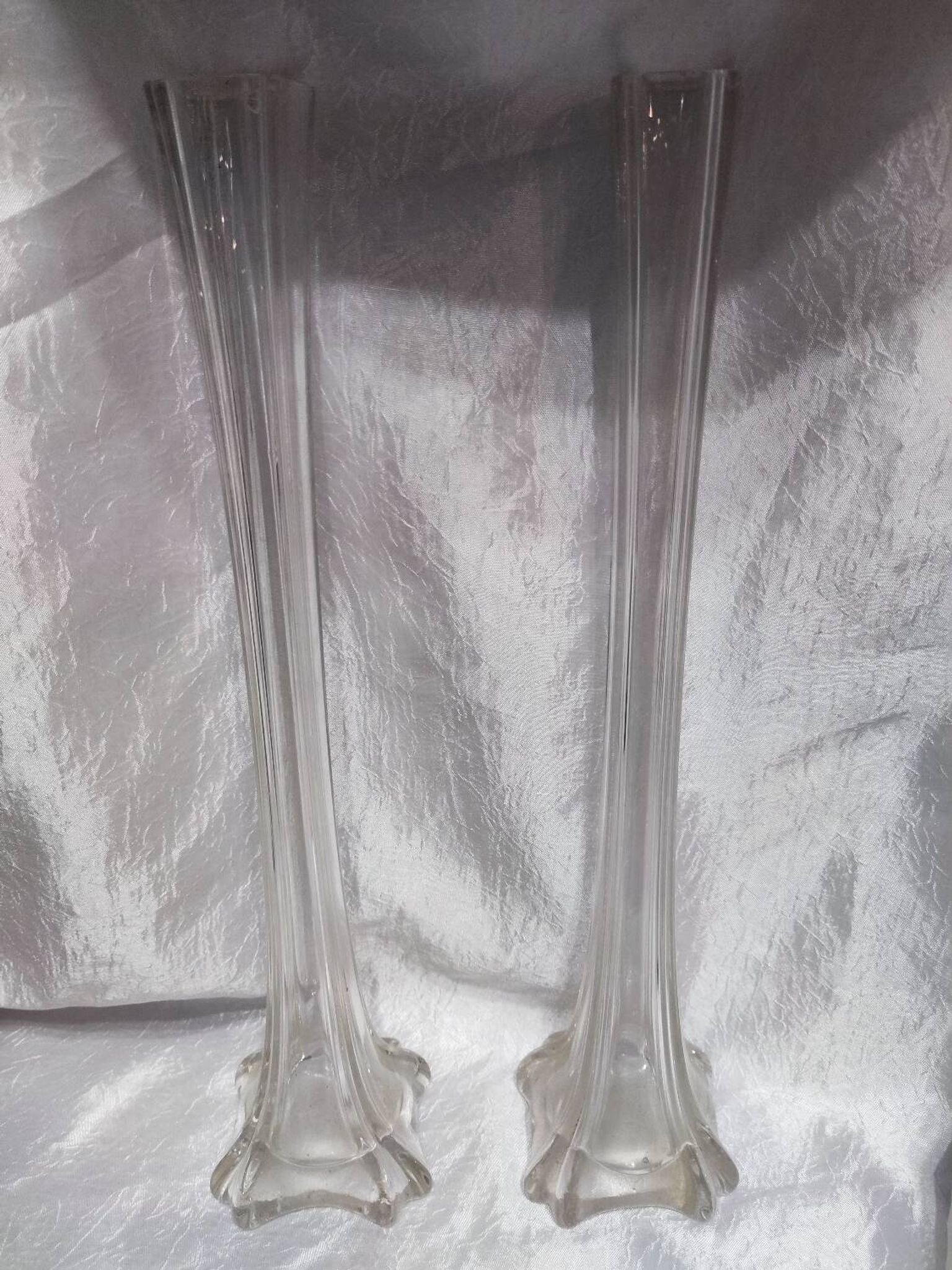 Paire de vases soliflores en verre ciselé vintage