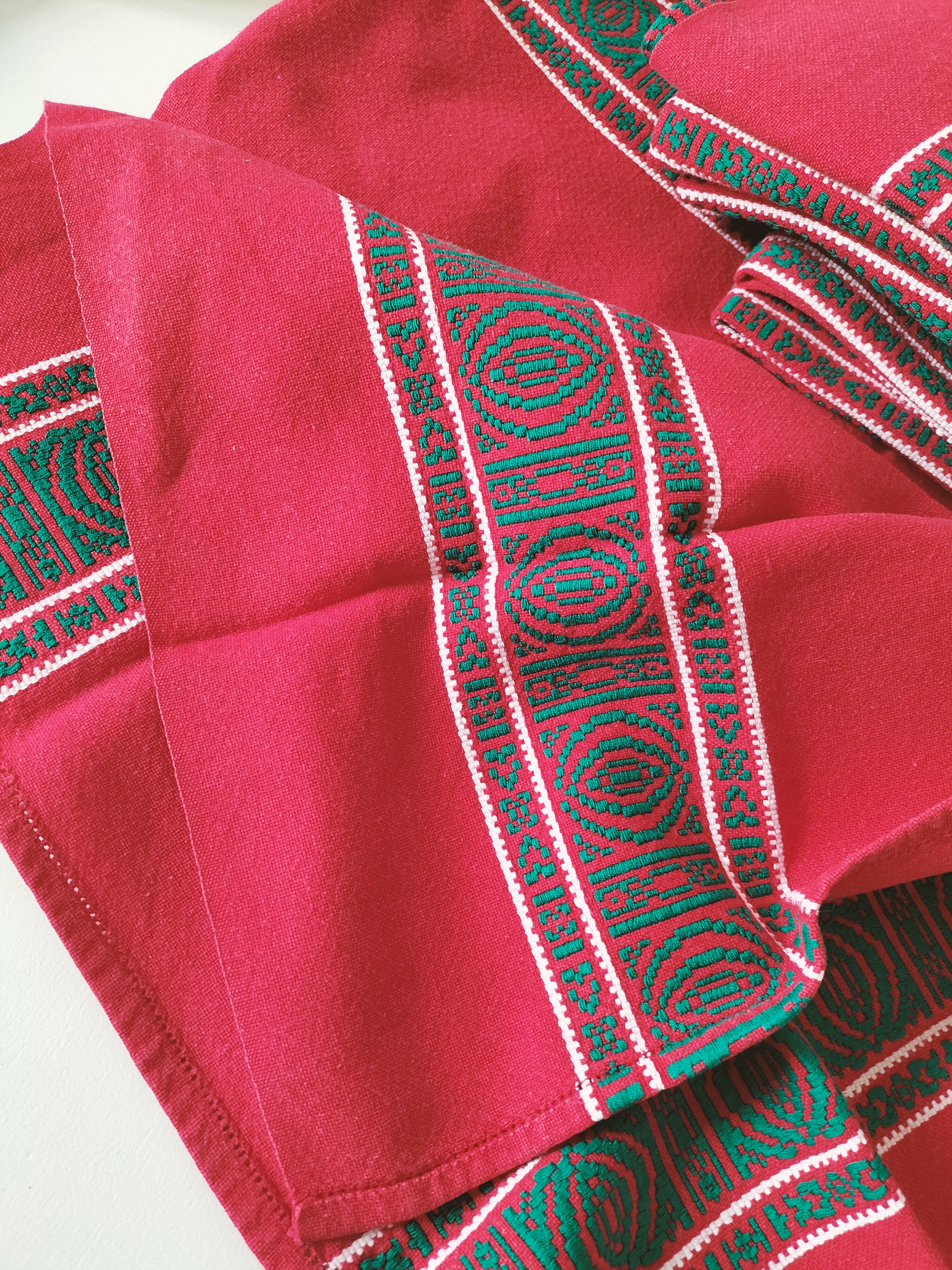 Red Basque tablecloth + 8 emerald green embroidered napkins