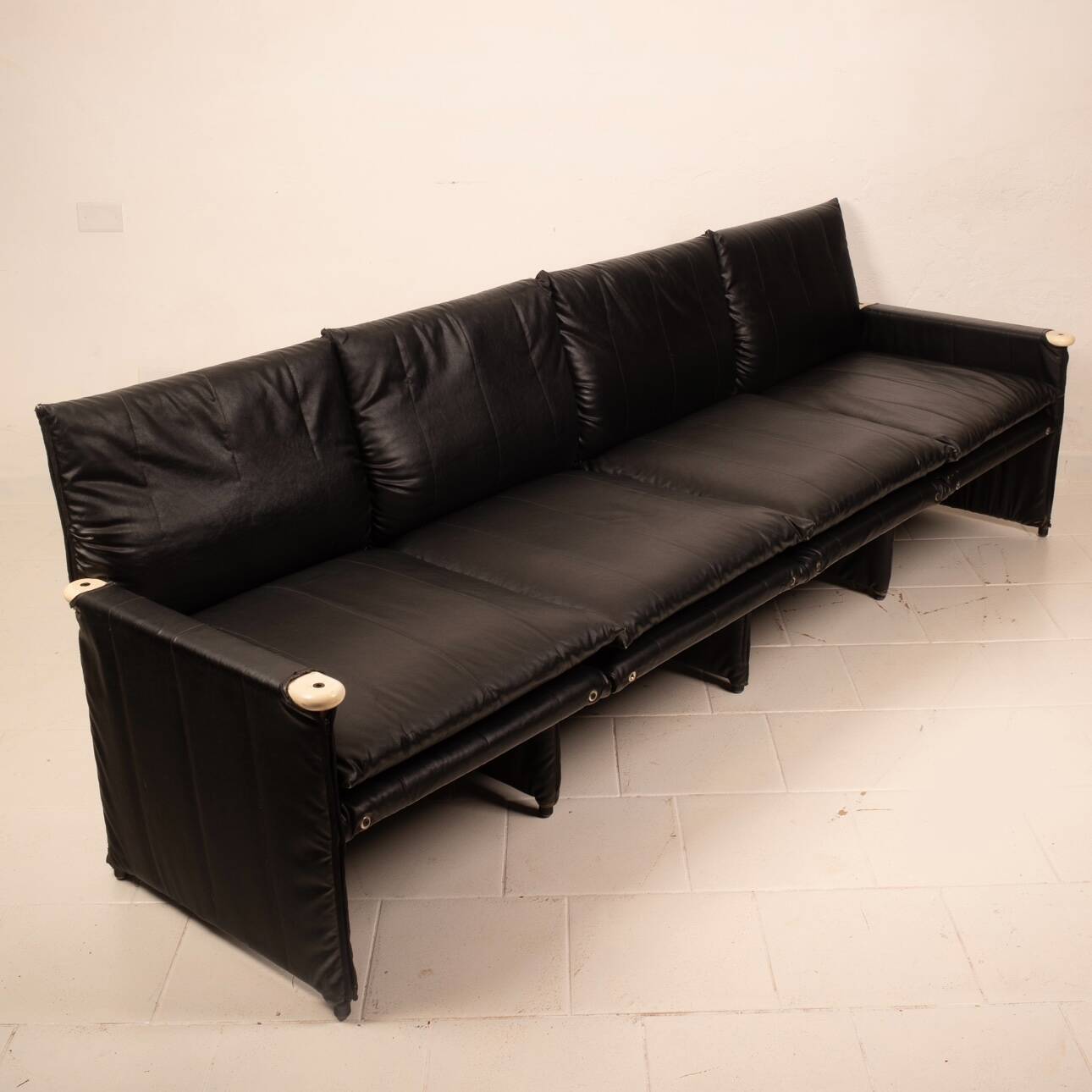 Divano "Minni" di A. Mazzoni D. Stelle e G. Gualtierotti per Giovannetti