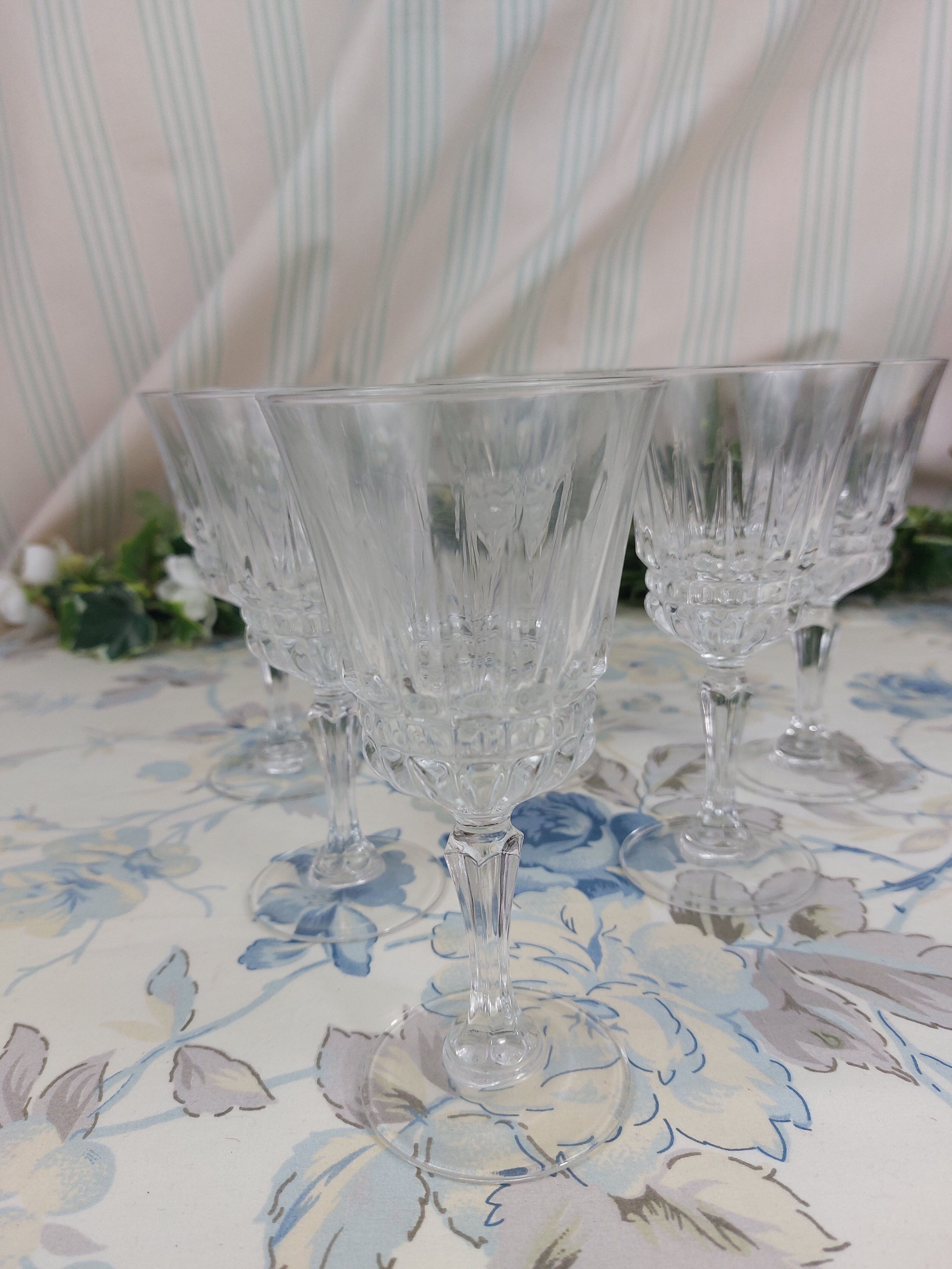 Set of 6 luminarc wine glasses