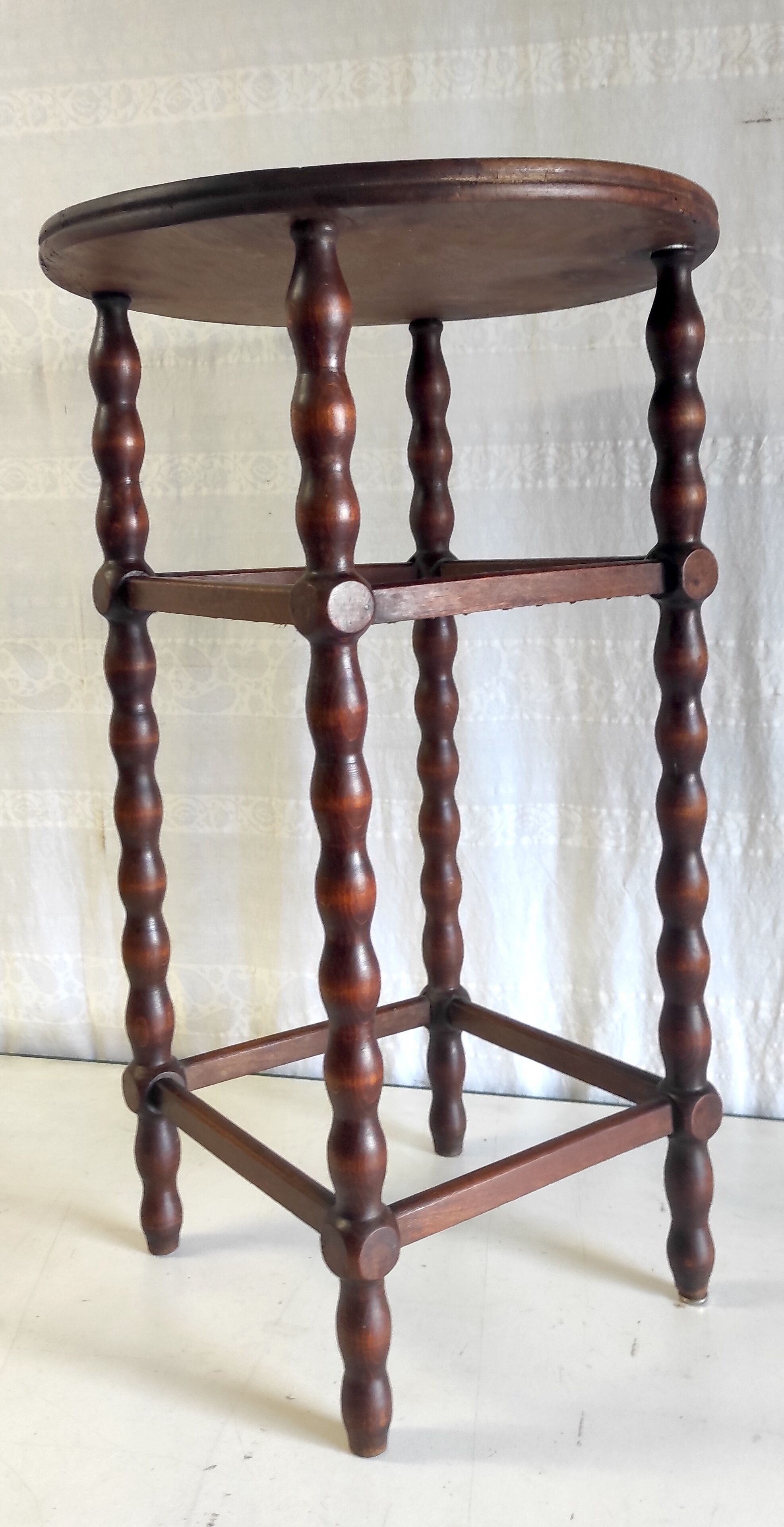 Side table / pedestal table in turned solid wood – 40s/50s