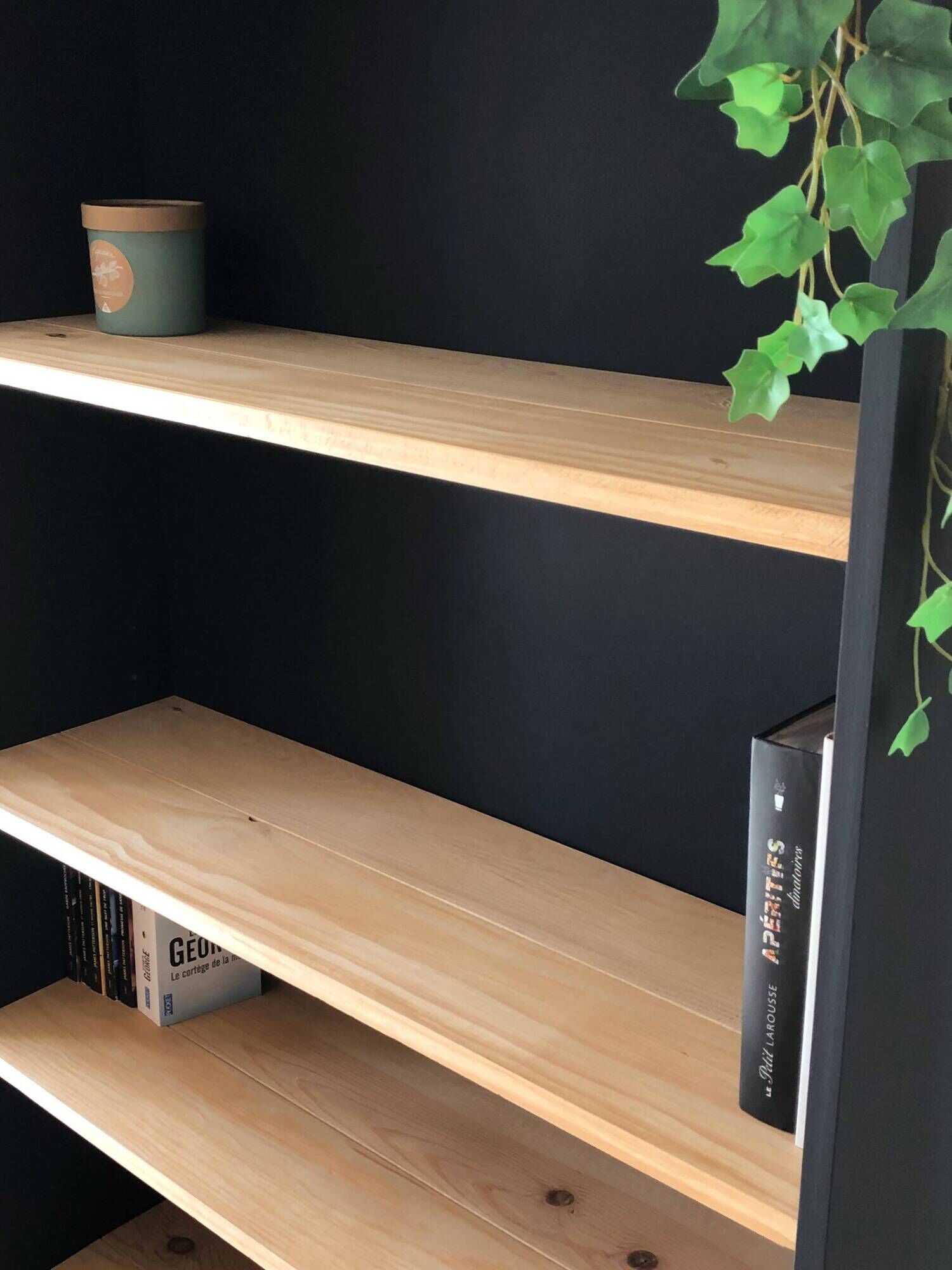 Bibliothèque des années 80 revisitée en noir et bois