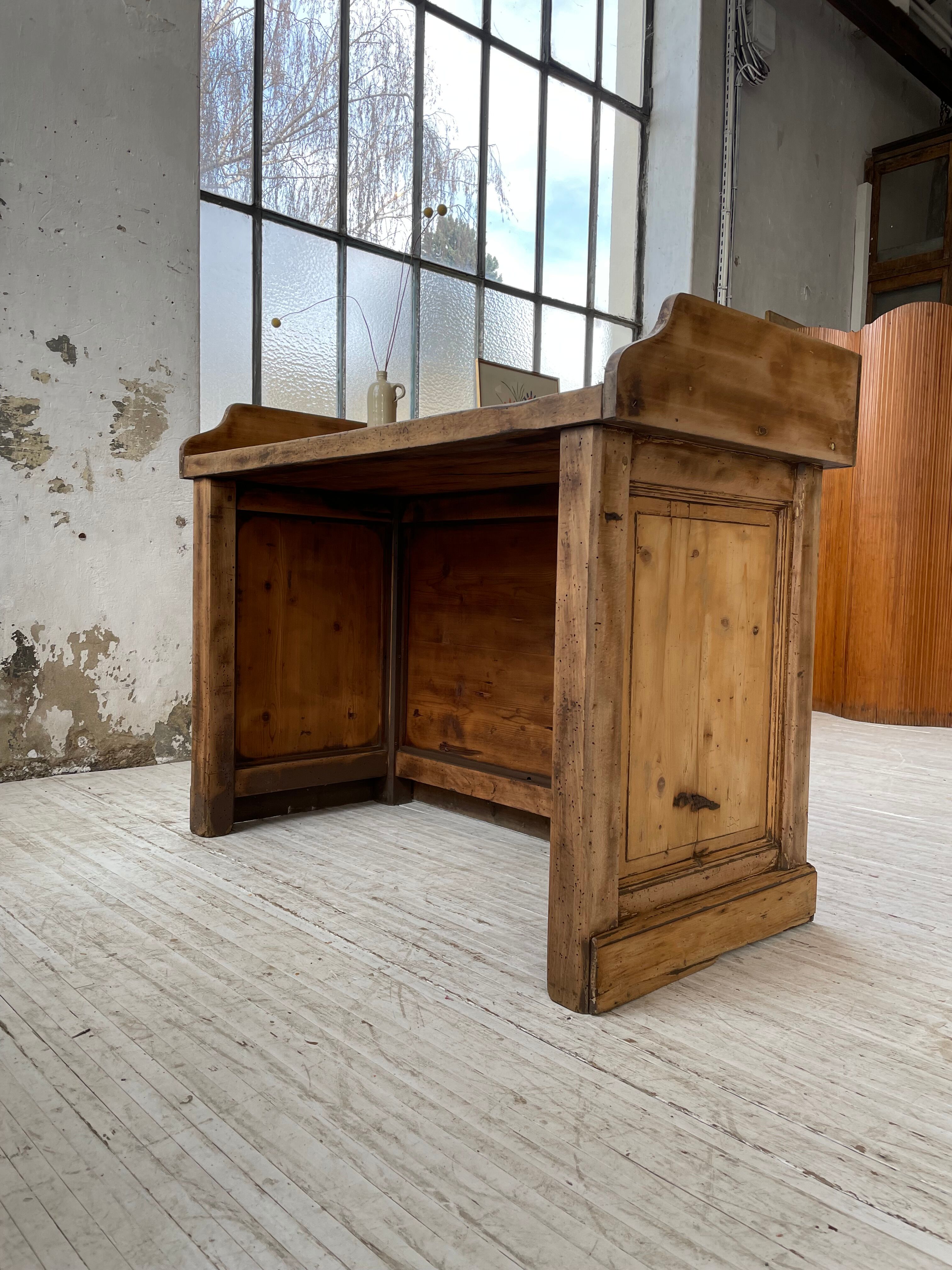 Trading counter central island pine