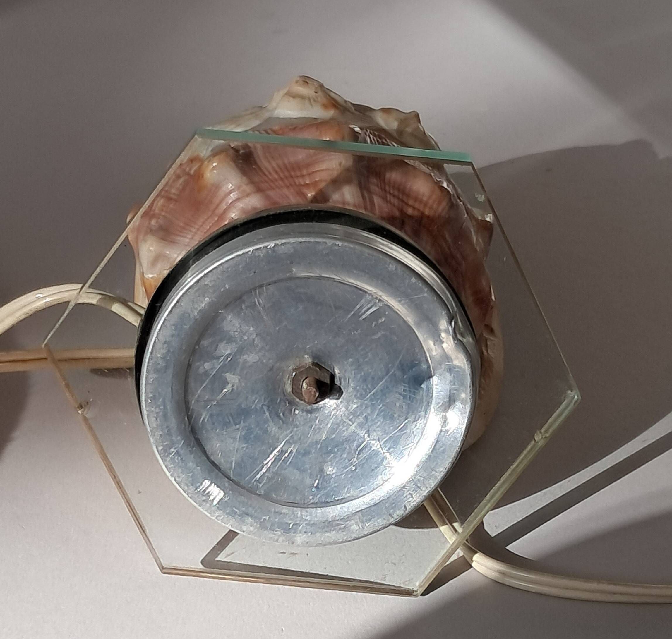Old shell-shaped night lamp carved in cameo, Art Deco.