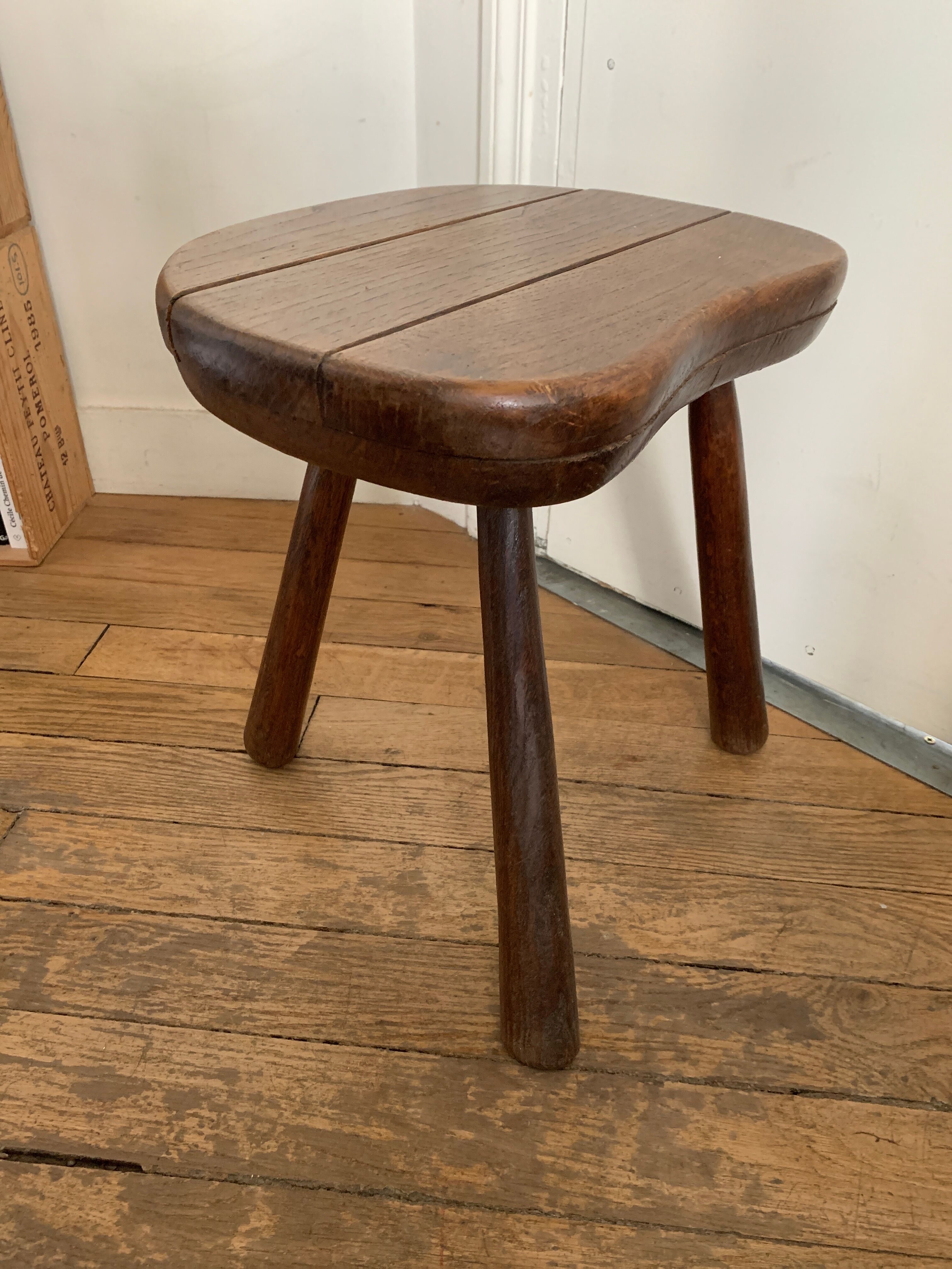 Brutalist tripode tabouret