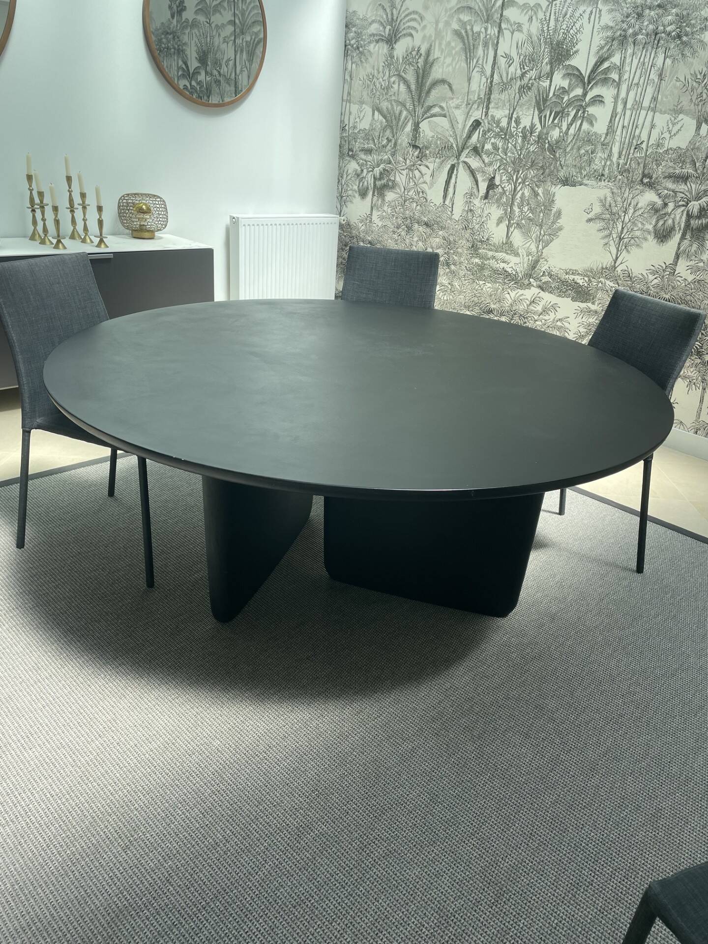 Black round table Tobi-Ishi B&B Italia design Edward Barber + Jay Osgerby