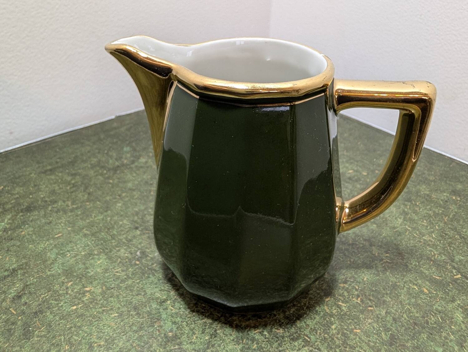 Pot à lait ancien – Vert Empire & bec doré