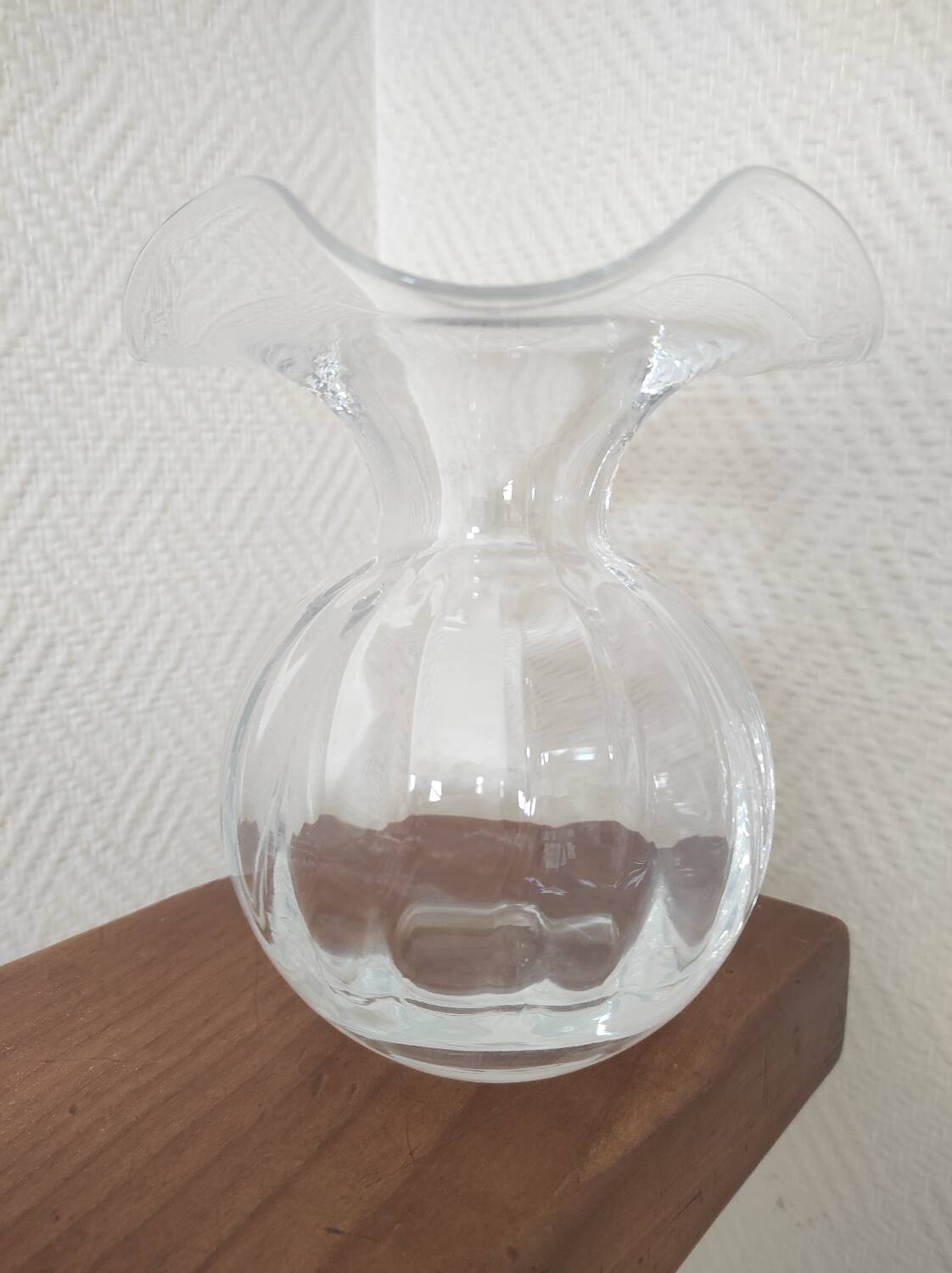 Glass ball vase with corolla