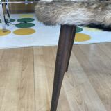 Chaise moumoute à motifs & pieds fuselés bois foncé