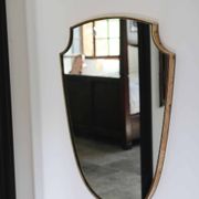 Miroir écusson en laiton à frise perlée de style italien