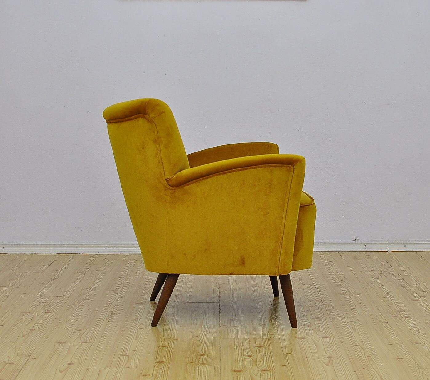 Fauteuil en velours jaune du milieu du siècle, années 1960