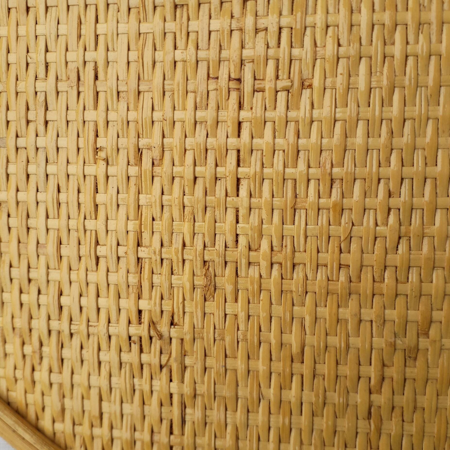 Corner shelf in rattan