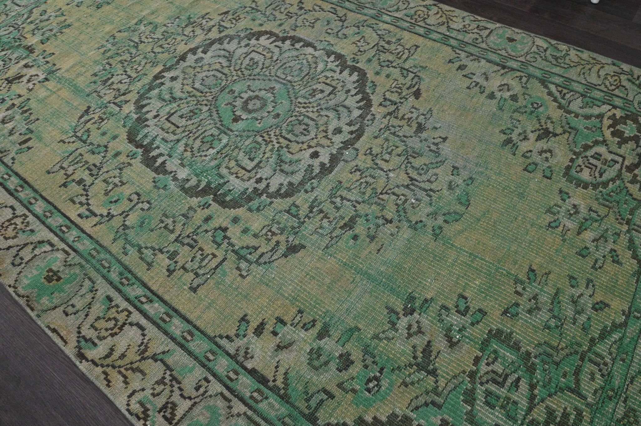 Vintage green and olive Turkish rug with a medallion, hand-knotted, 160 x 262 cm.