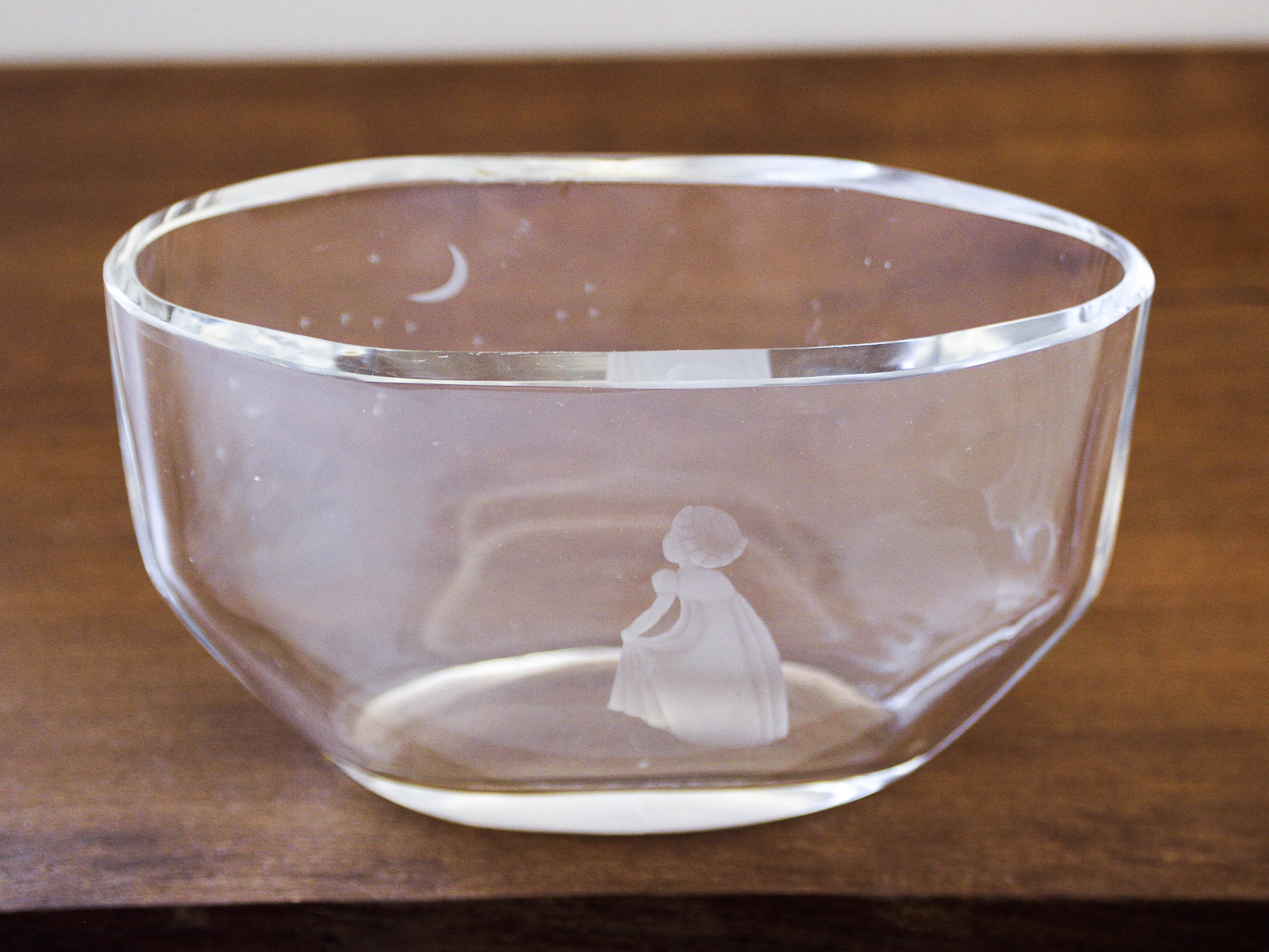 Orrefors vase engraved by Edvin Ohrstrom