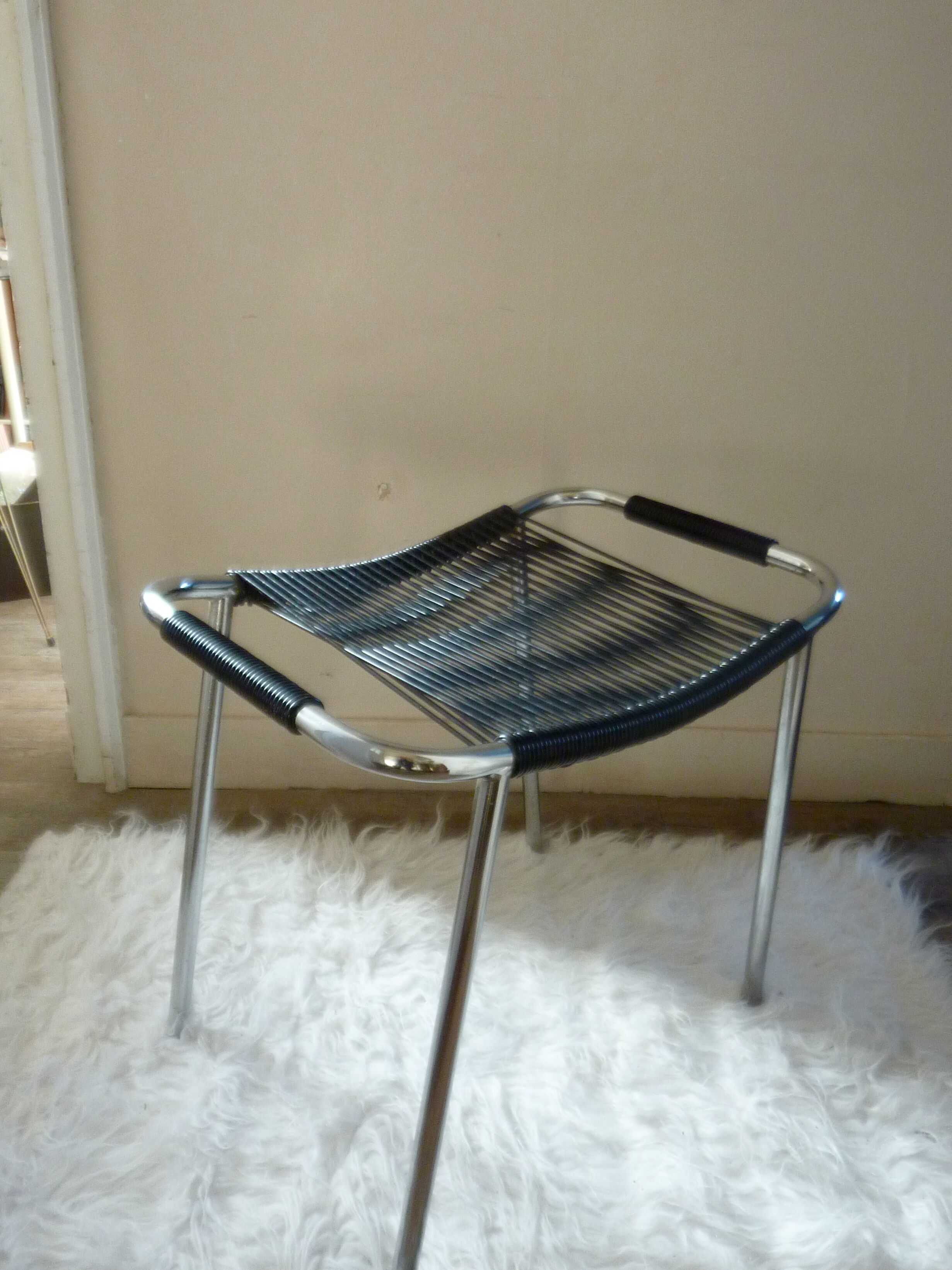 Tabouret en scoubidou noir et chrome des années 60
