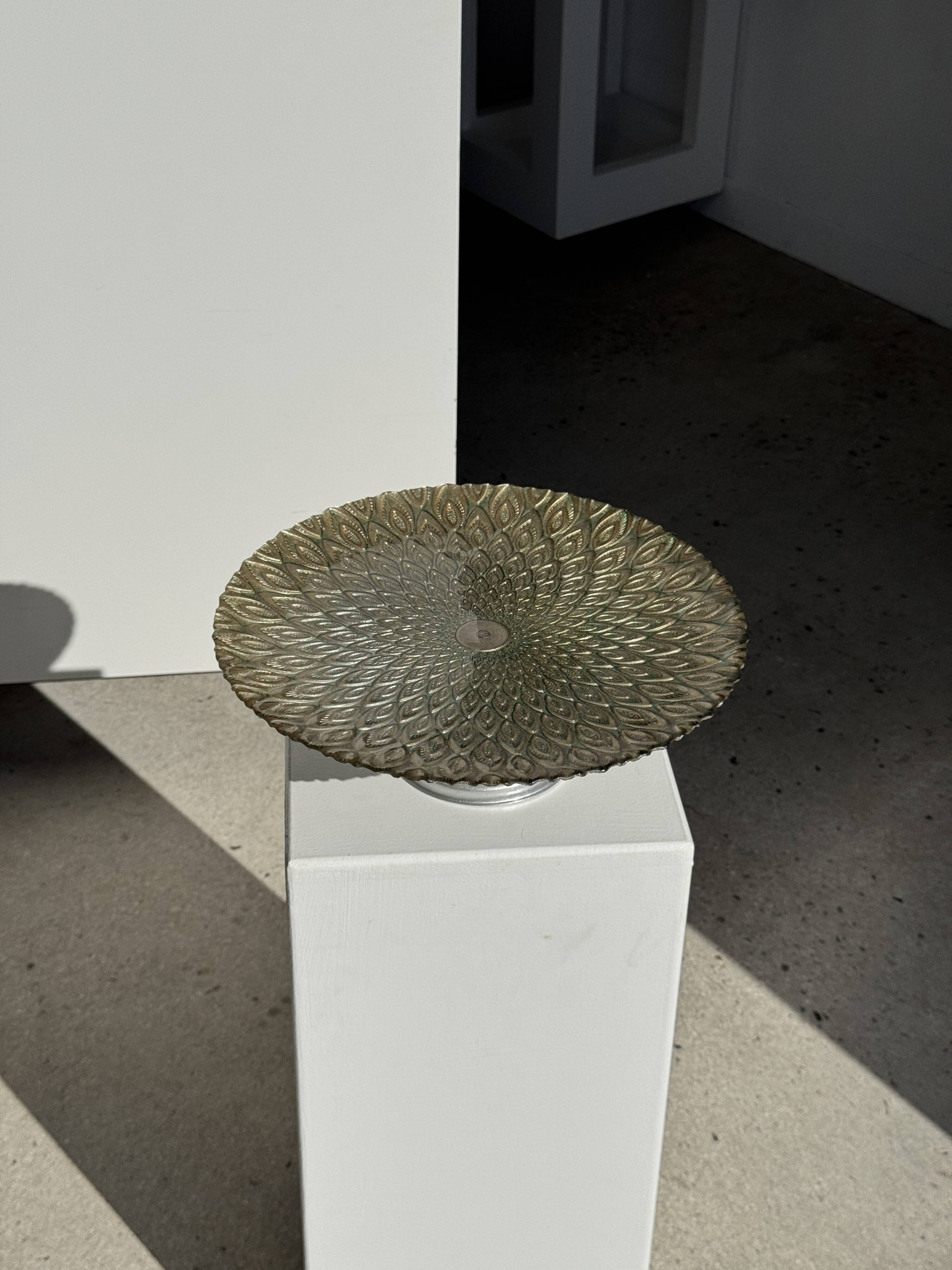 Cake stand on pedestal in glass with peacock feather effect D33 H10