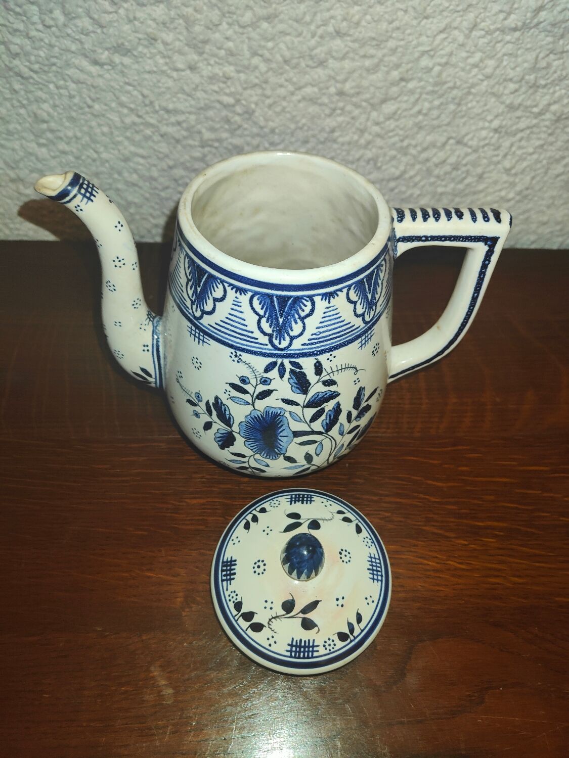 Henriot Quimper earthenware coffee set with floral decoration and elegant blue