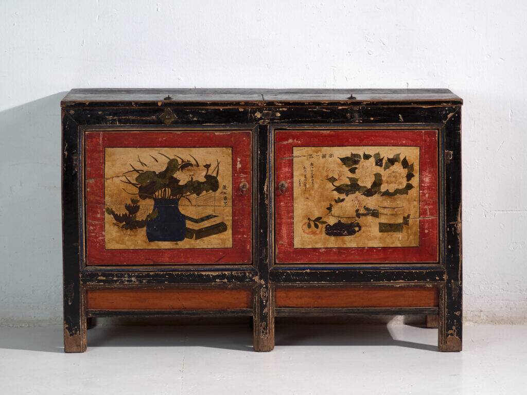 Buffet ancien en pin laqué à motifs peints de lotus – Chine, vers 1920
