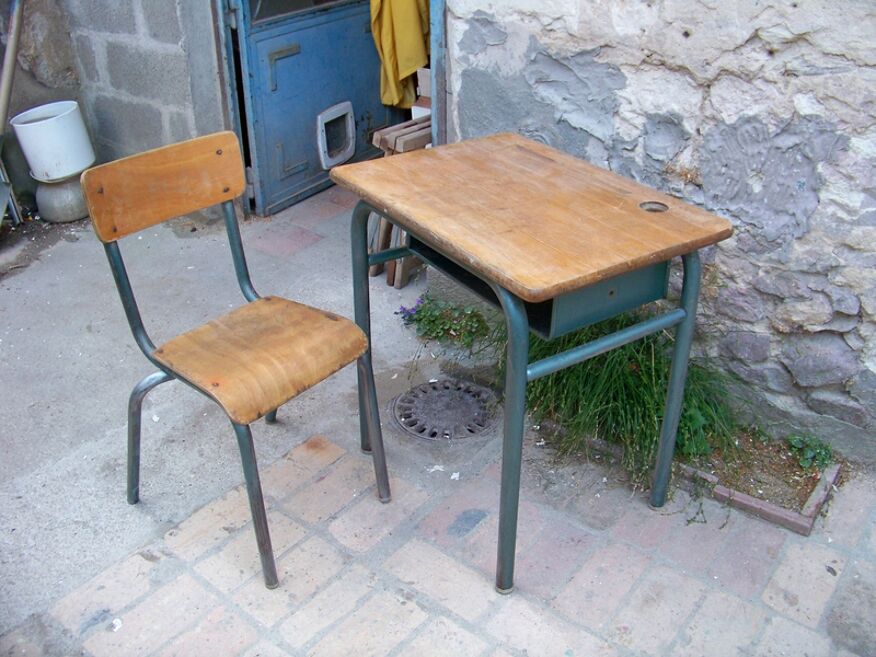 Ancienne table d'école et sa chaise, taille d'école primaire. | Selency
