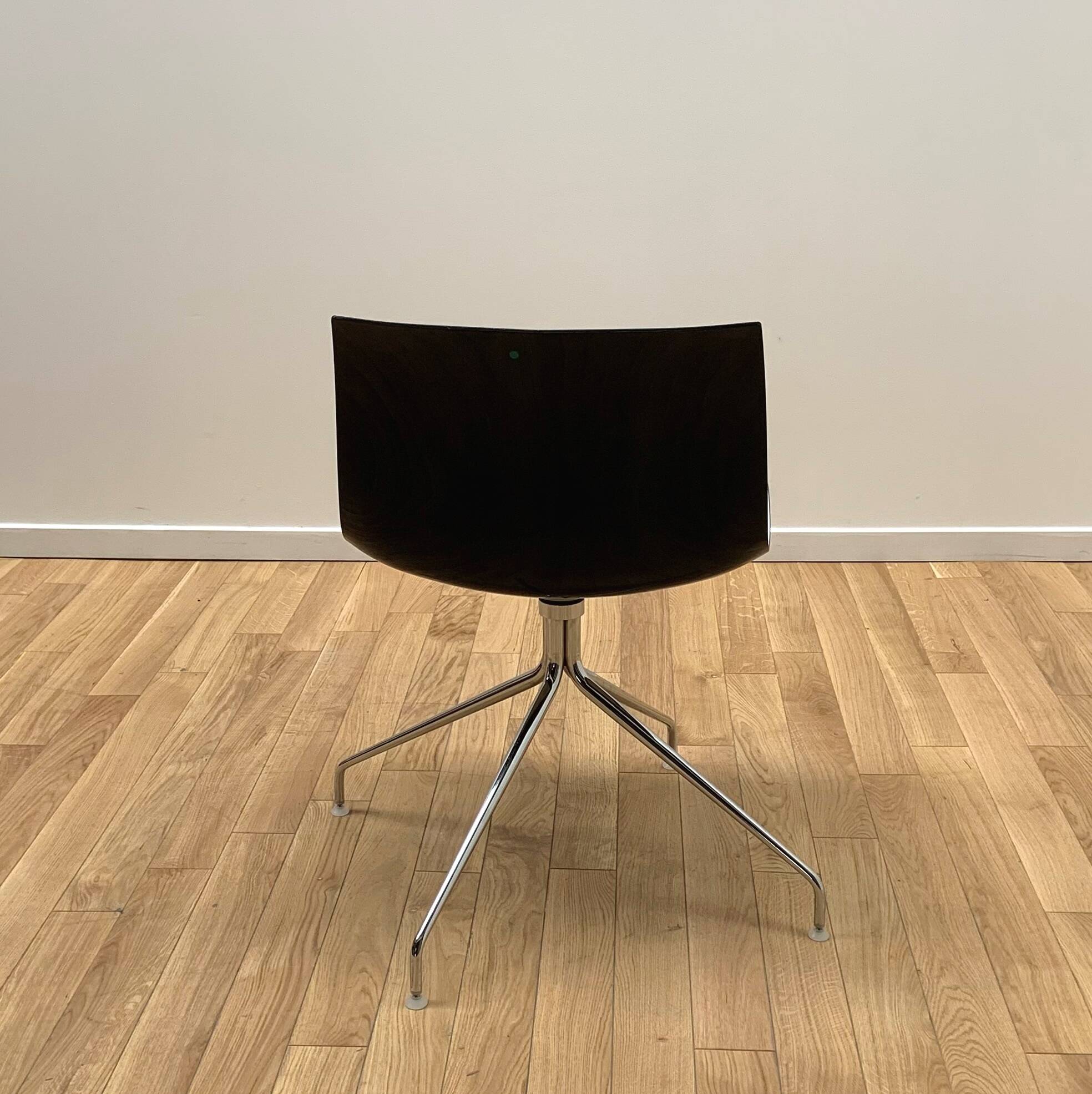 Pair of Catifa 46 chairs, Arper