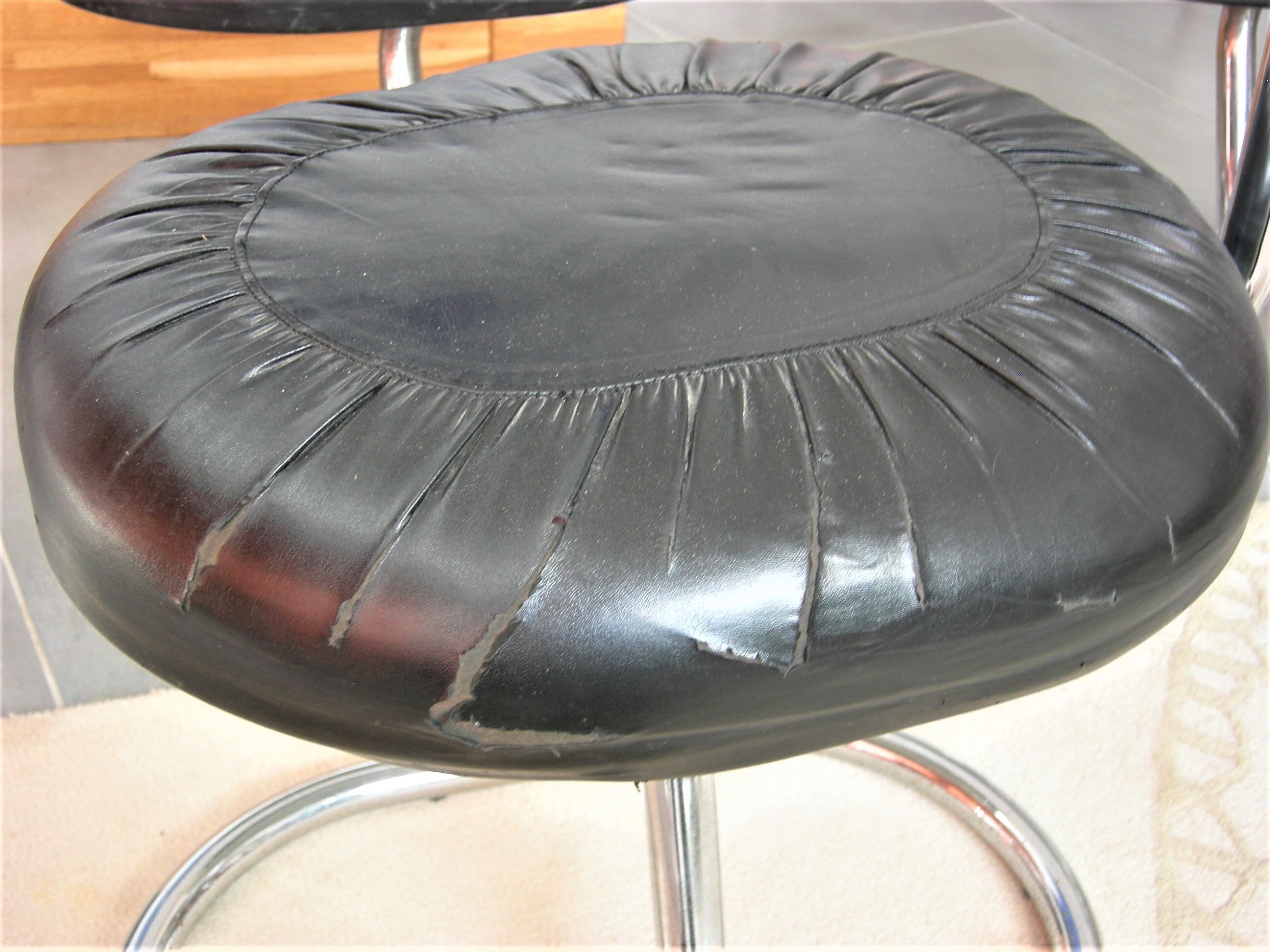 Suite of 4 Cobra chairs by Giotto Stoppino