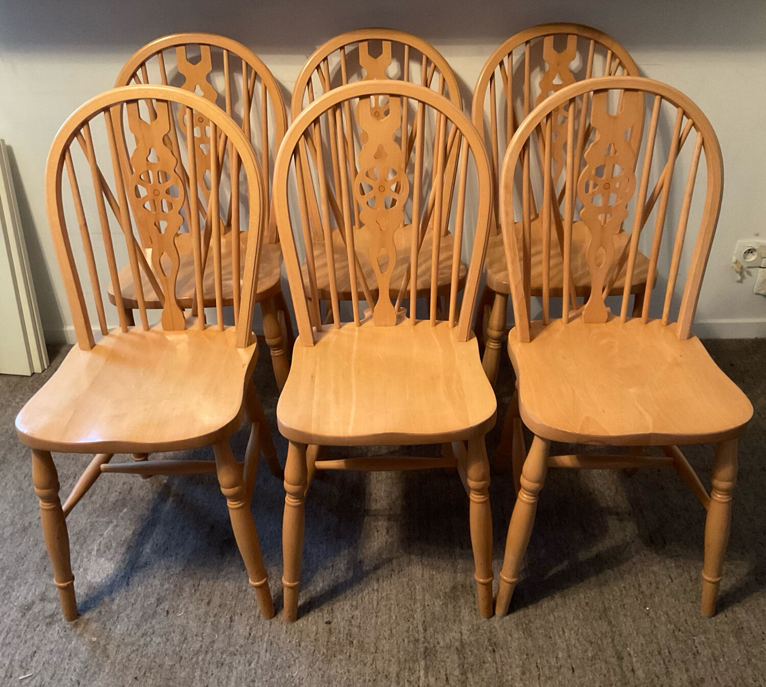Set of 6 Dutch chairs in solid beech wood.