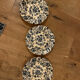 Flat plates in earthenware with blue flowers