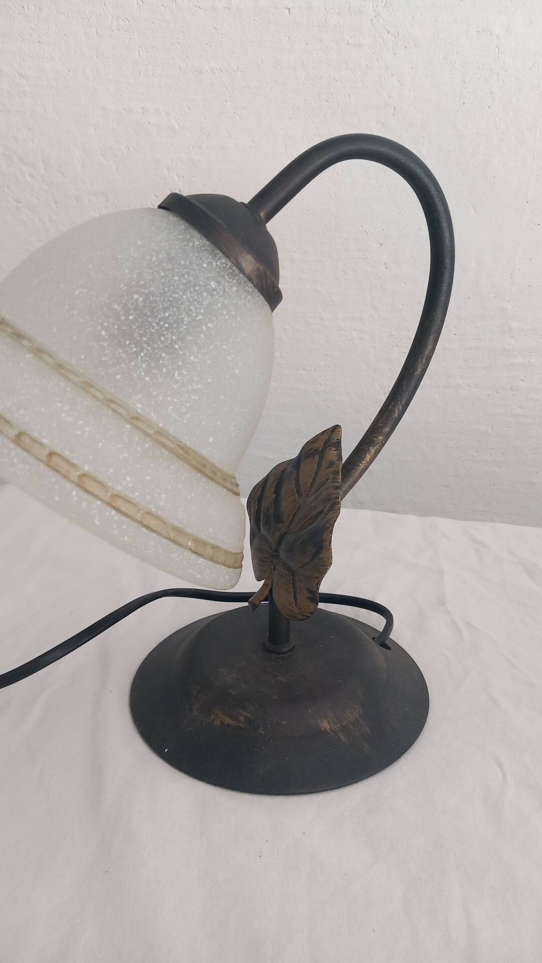 Pair of lamps in iron and satin glass – Florentine style / Art Nouveau