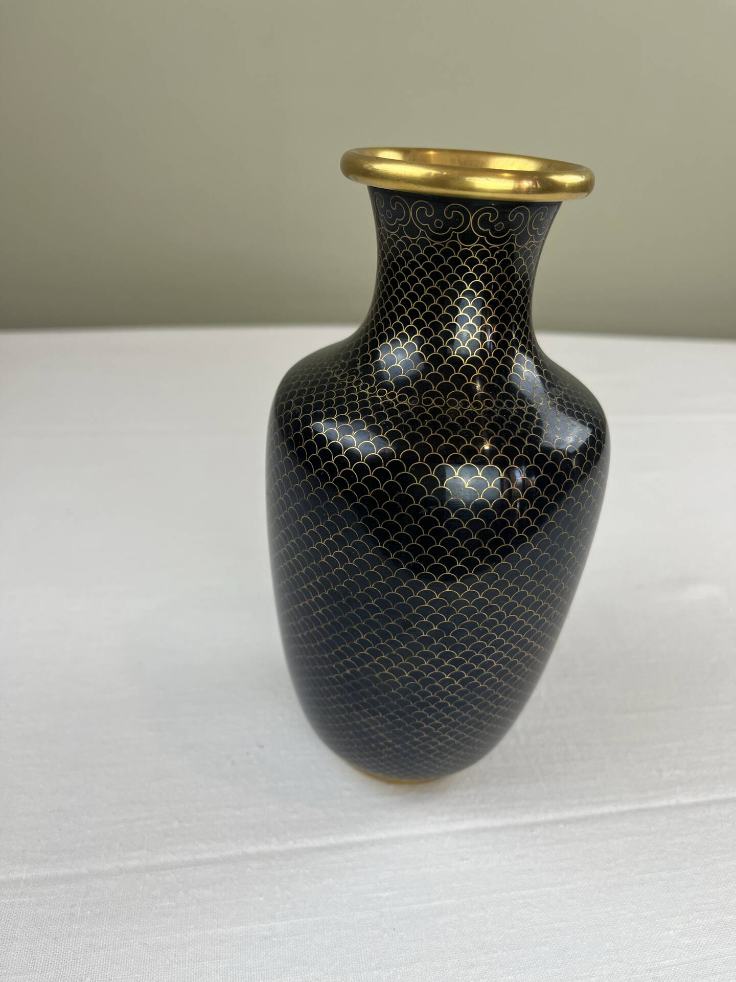 Vase en laiton émaillé noir et doré