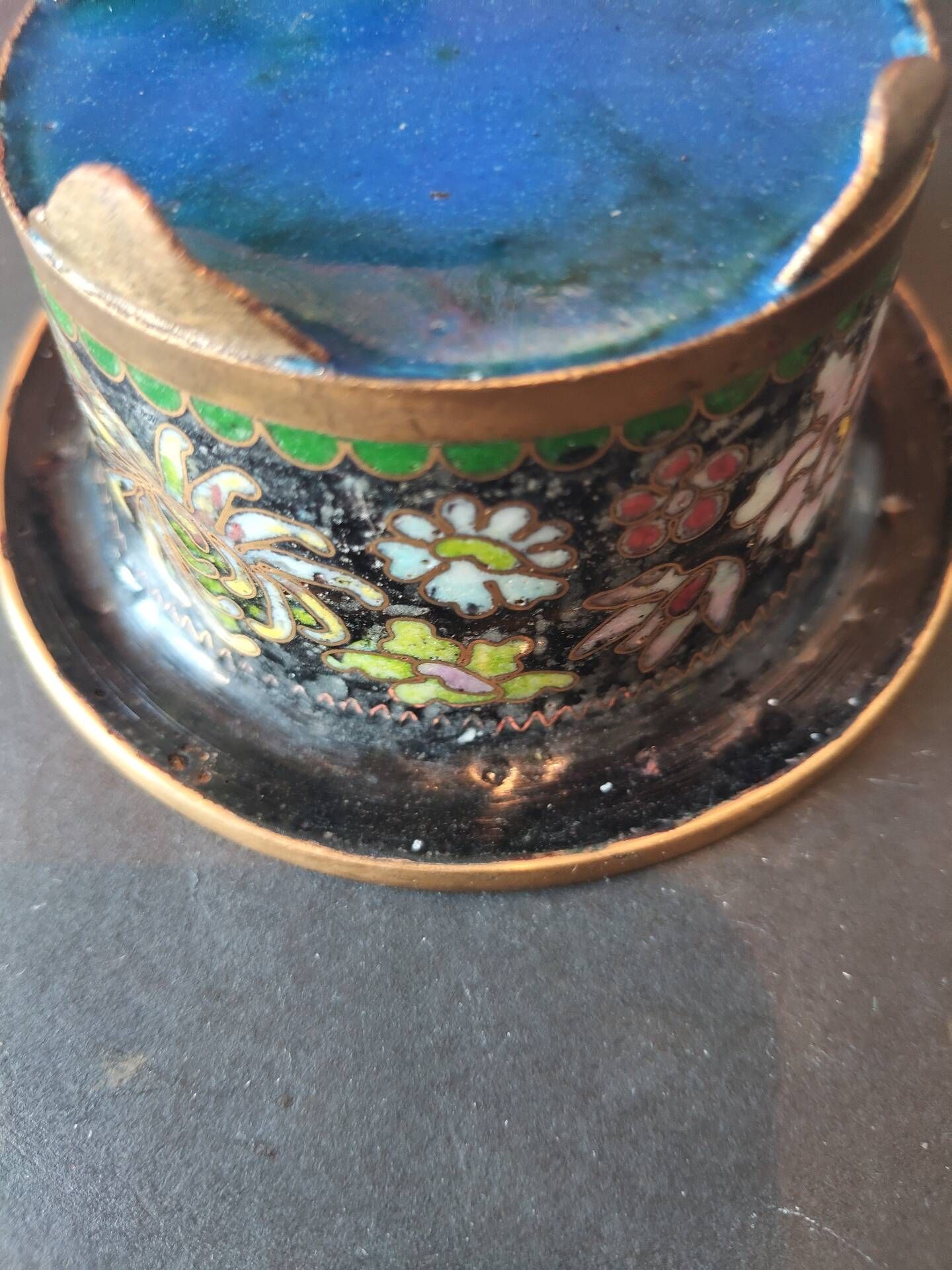 Vintage Chinese bowl in cloisonné enamel on four feet